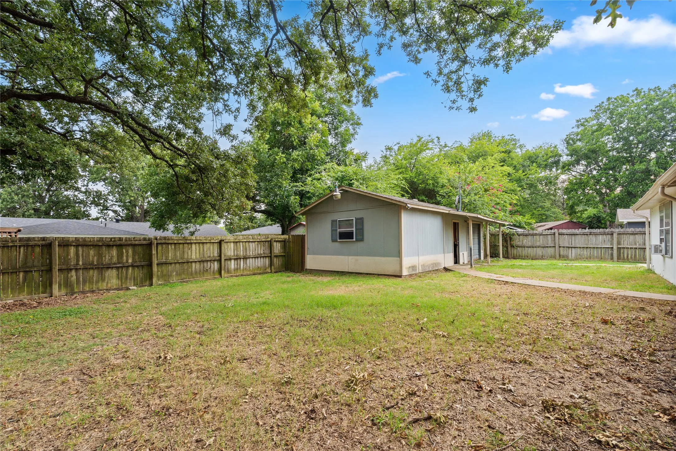Single Family Residence For Sale in Hopkins County , 604 Lee Street, Sulphur Springs, Texas 75482, 3 Bedroom, 2 Bathroom, Garage spaces, 1,720 Sqft, built in 1961, mls#21332229, Real Estate Agent in Sulphur Springs, Homes For Sale in Hopkins county, Homes For Sale in Sulphur Springs, Realtor in Sulphur Springs Texas, Real Estate Brokerage Independent Realty Texas, Luminita Cordes Realtor