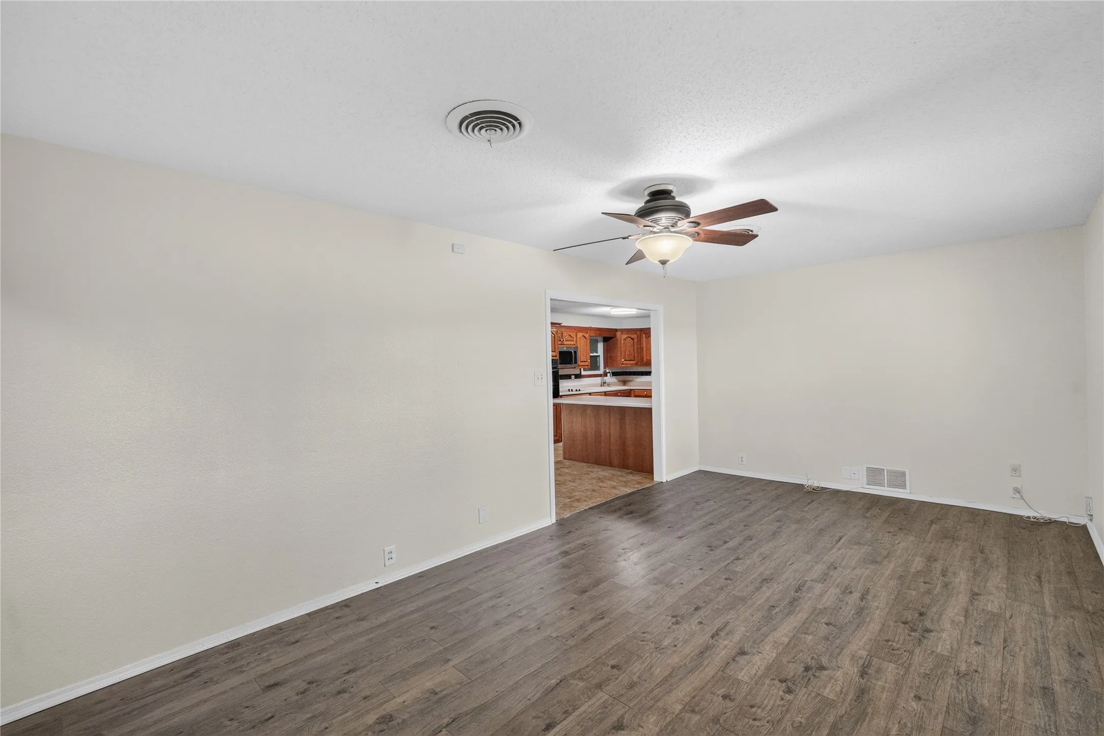 Single Family Residence For Sale in Hopkins County , 604 Lee Street, Sulphur Springs, Texas 75482, 3 Bedroom, 2 Bathroom, Garage spaces, 1,720 Sqft, built in 1961, mls#21332229, Real Estate Agent in Sulphur Springs, Homes For Sale in Hopkins county, Homes For Sale in Sulphur Springs, Realtor in Sulphur Springs Texas, Real Estate Brokerage Independent Realty Texas, Luminita Cordes Realtor