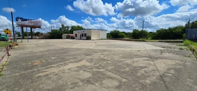 Industrial For Sale in Denton County , 1404 N Stemmons Freeway, Sanger, Texas 76266, 0, 0, Garage spaces, 1,380 Sqft, built in 1960, Price $624,900, mls#21329945, Real Estate Agent in Sanger, Homes For Sale in Denton county, Homes For Sale in Sanger, Realtor in Sanger Texas, Real Estate Brokerage Independent Realty Texas, Luminita Cordes Realtor