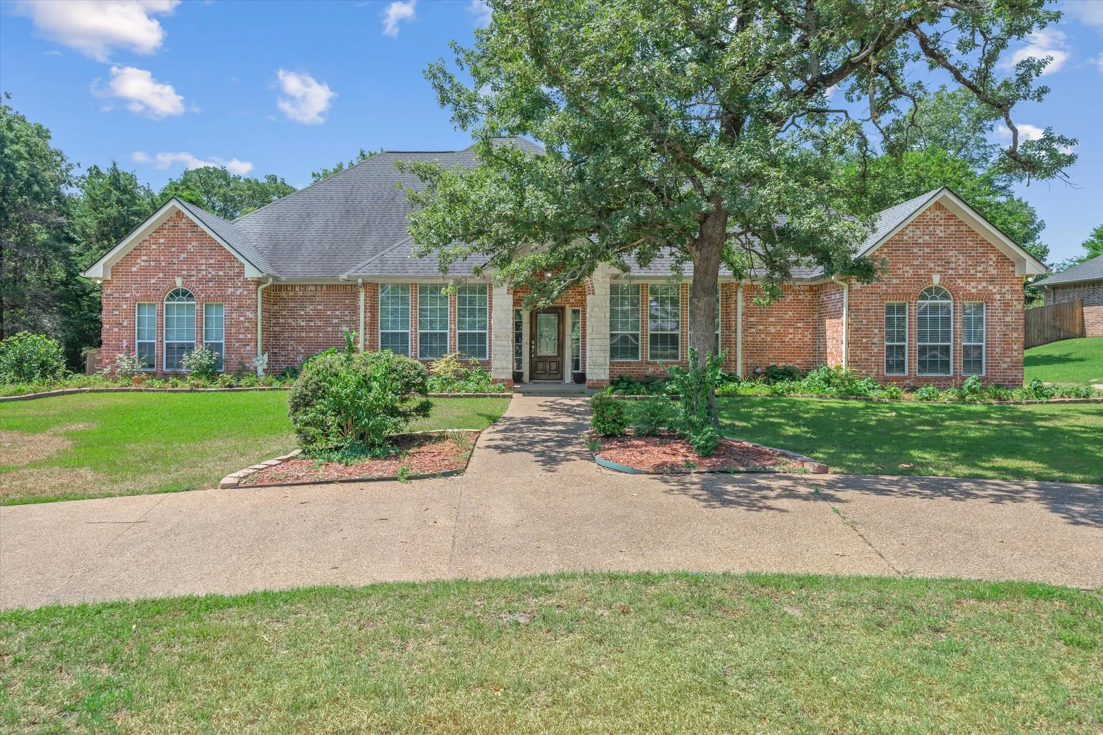 Single Family Residence For Sale in Wood County , 690 County Road 2310, Mineola, Texas 75773, 4 Bedroom, 3 Bathroom, 2 Garage spaces, 2,696 Sqft, built in 2007, mls#21332253, Real Estate Agent in Mineola, Homes For Sale in Wood county, Homes For Sale in Mineola, Realtor in Mineola Texas, Real Estate Brokerage Independent Realty Texas, Luminita Cordes Realtor