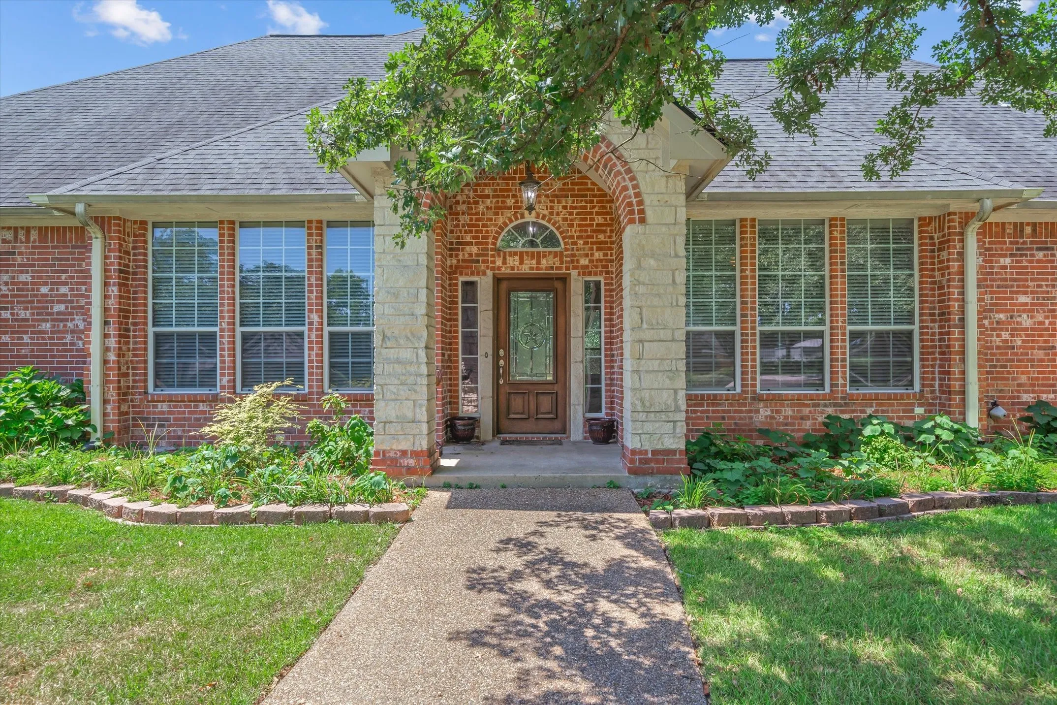 Single Family Residence For Sale in Wood County , 690 County Road 2310, Mineola, Texas 75773, 4 Bedroom, 3 Bathroom, 2 Garage spaces, 2,696 Sqft, built in 2007, mls#21332253, Real Estate Agent in Mineola, Homes For Sale in Wood county, Homes For Sale in Mineola, Realtor in Mineola Texas, Real Estate Brokerage Independent Realty Texas, Luminita Cordes Realtor