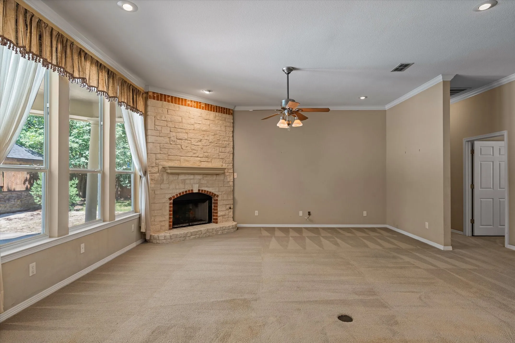 Single Family Residence For Sale in Wood County , 690 County Road 2310, Mineola, Texas 75773, 4 Bedroom, 3 Bathroom, 2 Garage spaces, 2,696 Sqft, built in 2007, mls#21332253, Real Estate Agent in Mineola, Homes For Sale in Wood county, Homes For Sale in Mineola, Realtor in Mineola Texas, Real Estate Brokerage Independent Realty Texas, Luminita Cordes Realtor