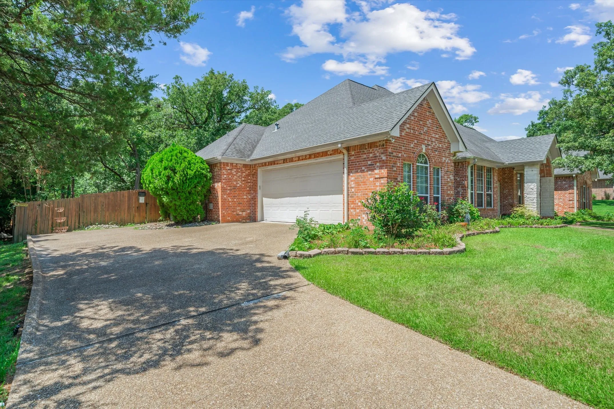 Single Family Residence For Sale in Wood County , 690 County Road 2310, Mineola, Texas 75773, 4 Bedroom, 3 Bathroom, 2 Garage spaces, 2,696 Sqft, built in 2007, mls#21332253, Real Estate Agent in Mineola, Homes For Sale in Wood county, Homes For Sale in Mineola, Realtor in Mineola Texas, Real Estate Brokerage Independent Realty Texas, Luminita Cordes Realtor