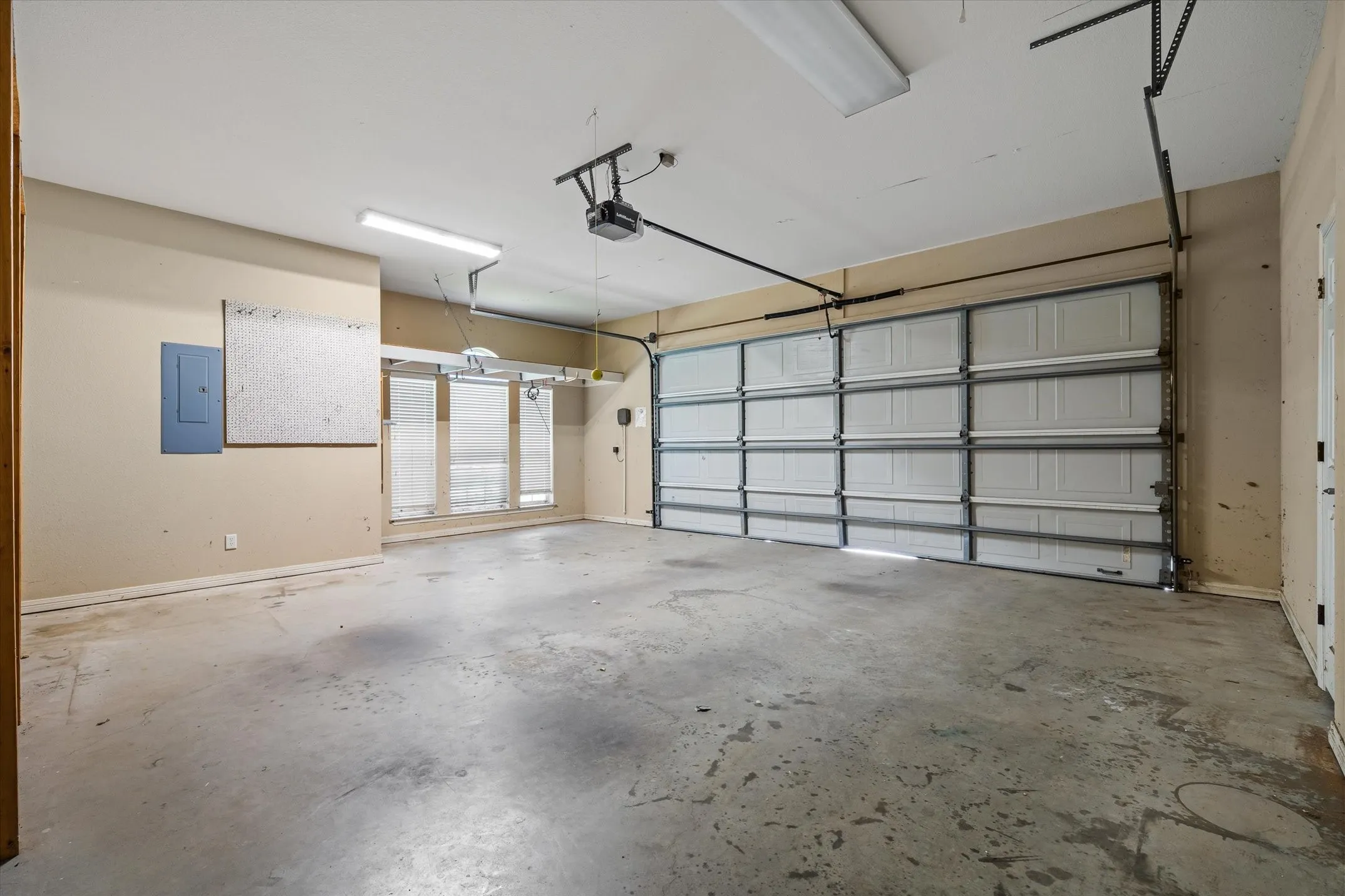 Single Family Residence For Sale in Wood County , 690 County Road 2310, Mineola, Texas 75773, 4 Bedroom, 3 Bathroom, 2 Garage spaces, 2,696 Sqft, built in 2007, mls#21332253, Real Estate Agent in Mineola, Homes For Sale in Wood county, Homes For Sale in Mineola, Realtor in Mineola Texas, Real Estate Brokerage Independent Realty Texas, Luminita Cordes Realtor