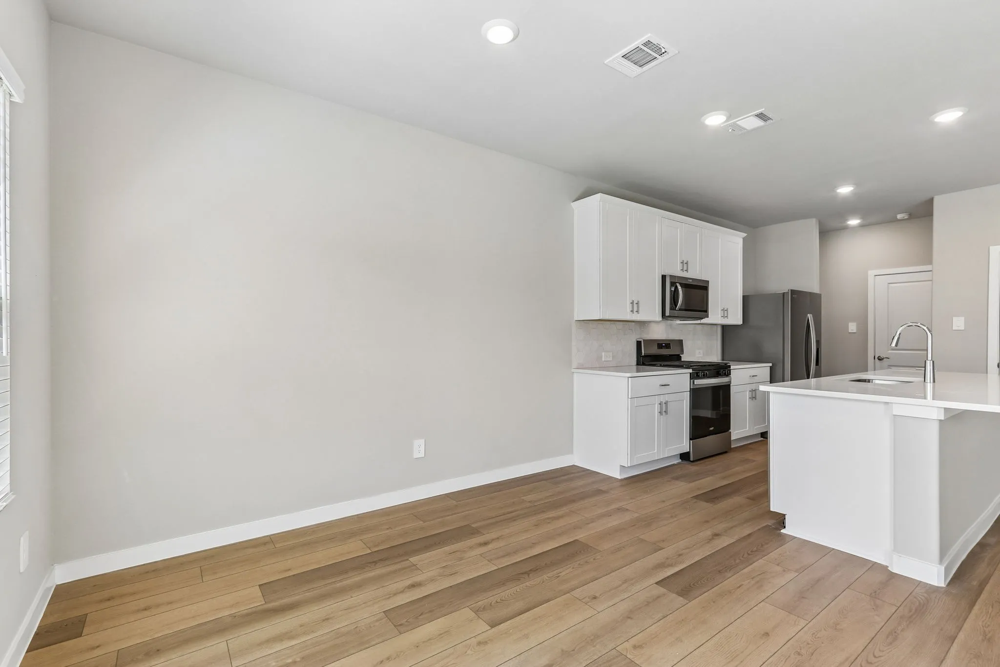  Photo is not of the actual home, but is an inspirational photo of builder’s model home and may depict options, furnishings, and/or decorator features that are not included.
