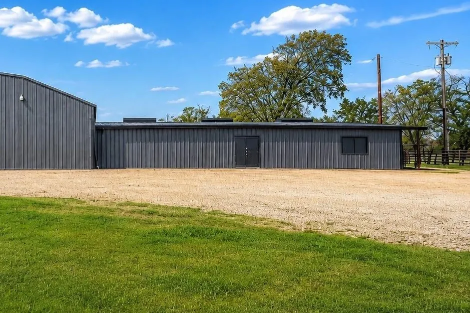Warehouse For Sale in Hunt County , 109 Frontier Drive, Quinlan, Texas 75474, 0, 0, Garage spaces, 4,500 Sqft, built in 1990, mls#21332266, Real Estate Agent in Quinlan, Homes For Sale in Hunt county, Homes For Sale in Quinlan, Realtor in Quinlan Texas, Real Estate Brokerage Independent Realty Texas, Luminita Cordes Realtor