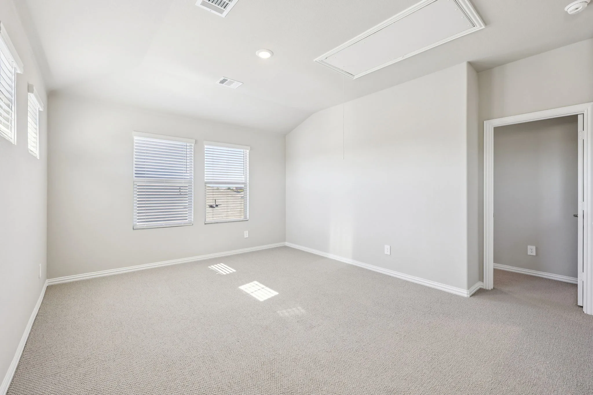  Photo is not of the actual home, but is an inspirational photo of builder’s model home and may depict options, furnishings, and/or decorator features that are not included.
