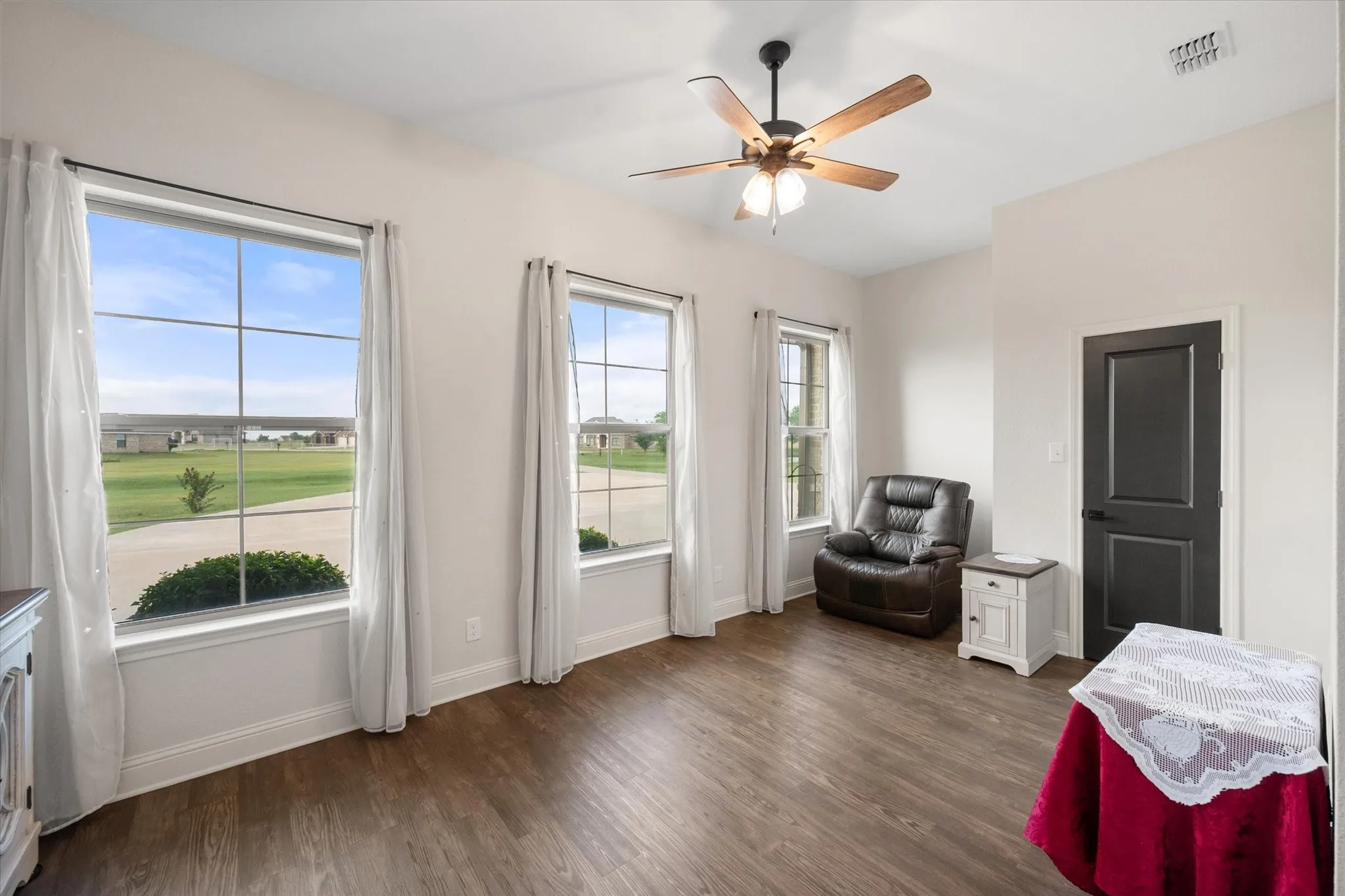 Single Family Residence For Sale in Ellis County , 170 Grays Creek Circle, Ennis, Texas 75119, 3 Bedroom, 2 Bathroom, 2 Garage spaces, 2,093 Sqft, built in 2021, mls#21331008, Real Estate Agent in Ennis, Homes For Sale in Ellis county, Homes For Sale in Ennis, Realtor in Ennis Texas, Real Estate Brokerage Independent Realty Texas, Luminita Cordes Realtor