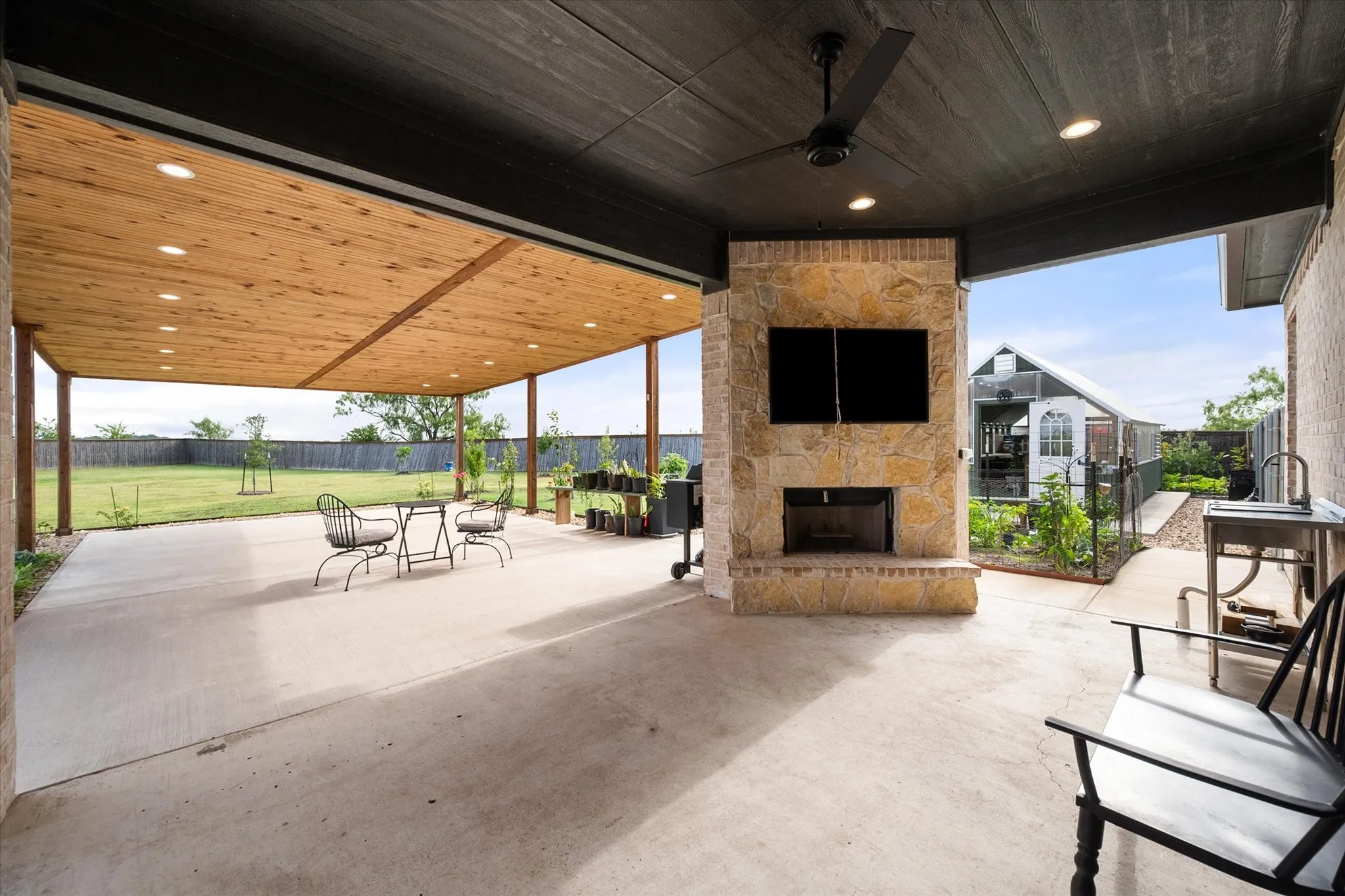 Single Family Residence For Sale in Ellis County , 170 Grays Creek Circle, Ennis, Texas 75119, 3 Bedroom, 2 Bathroom, 2 Garage spaces, 2,093 Sqft, built in 2021, mls#21331008, Real Estate Agent in Ennis, Homes For Sale in Ellis county, Homes For Sale in Ennis, Realtor in Ennis Texas, Real Estate Brokerage Independent Realty Texas, Luminita Cordes Realtor