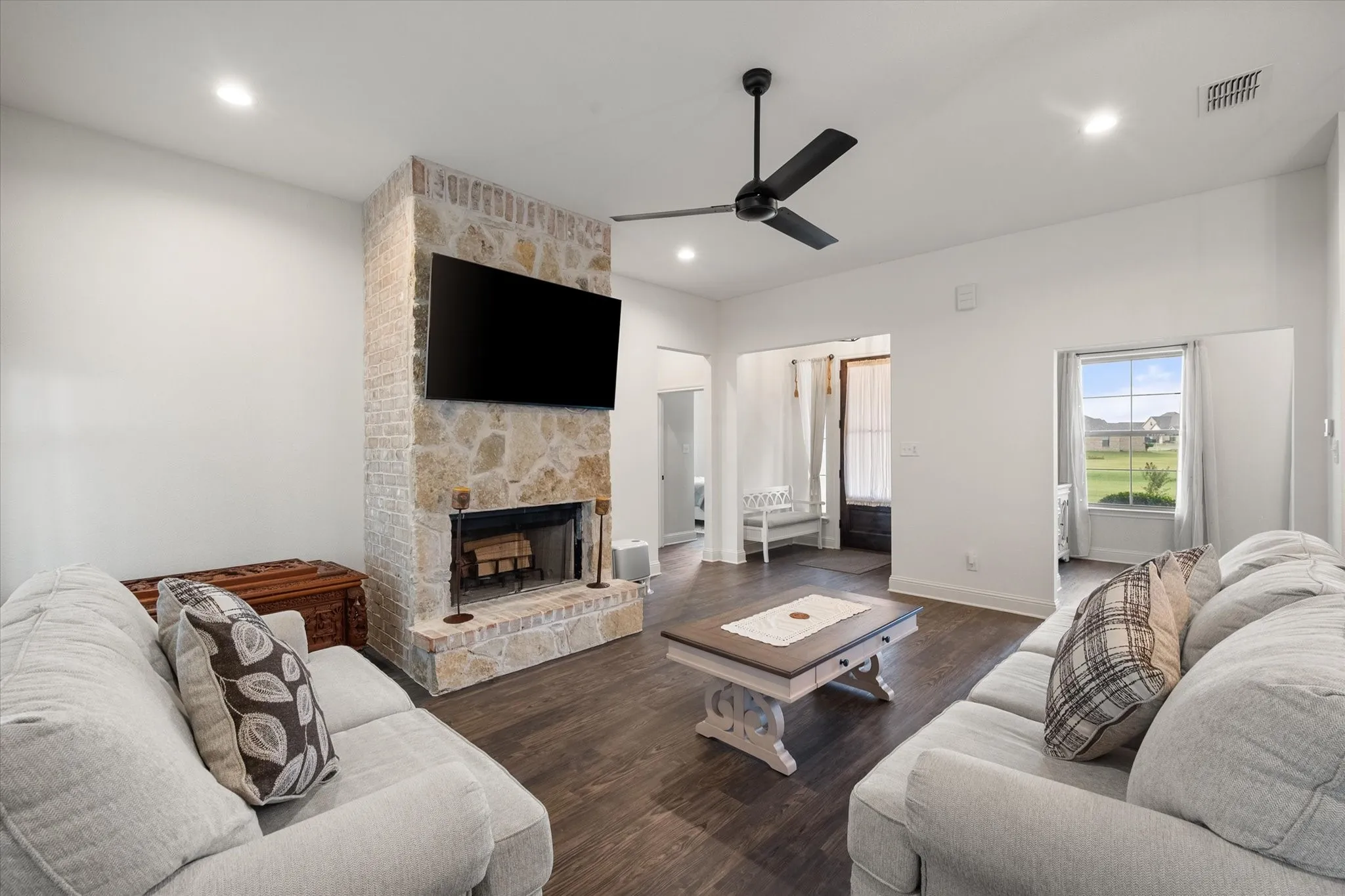 Single Family Residence For Sale in Ellis County , 170 Grays Creek Circle, Ennis, Texas 75119, 3 Bedroom, 2 Bathroom, 2 Garage spaces, 2,093 Sqft, built in 2021, mls#21331008, Real Estate Agent in Ennis, Homes For Sale in Ellis county, Homes For Sale in Ennis, Realtor in Ennis Texas, Real Estate Brokerage Independent Realty Texas, Luminita Cordes Realtor
