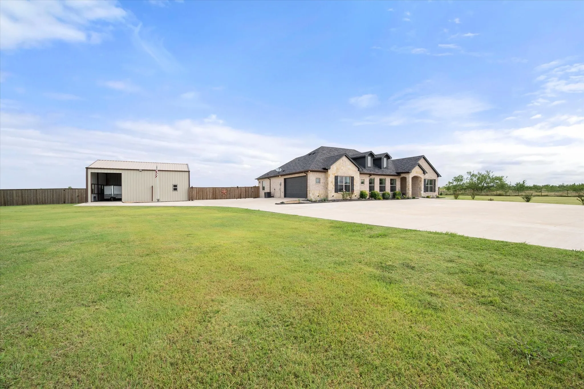 Single Family Residence For Sale in Ellis County , 170 Grays Creek Circle, Ennis, Texas 75119, 3 Bedroom, 2 Bathroom, 2 Garage spaces, 2,093 Sqft, built in 2021, mls#21331008, Real Estate Agent in Ennis, Homes For Sale in Ellis county, Homes For Sale in Ennis, Realtor in Ennis Texas, Real Estate Brokerage Independent Realty Texas, Luminita Cordes Realtor