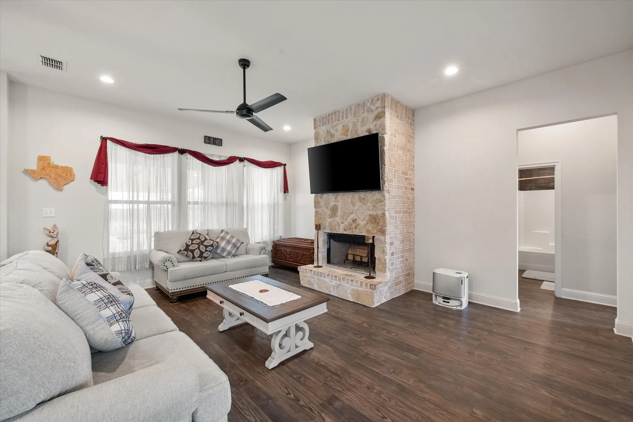 Single Family Residence For Sale in Ellis County , 170 Grays Creek Circle, Ennis, Texas 75119, 3 Bedroom, 2 Bathroom, 2 Garage spaces, 2,093 Sqft, built in 2021, mls#21331008, Real Estate Agent in Ennis, Homes For Sale in Ellis county, Homes For Sale in Ennis, Realtor in Ennis Texas, Real Estate Brokerage Independent Realty Texas, Luminita Cordes Realtor