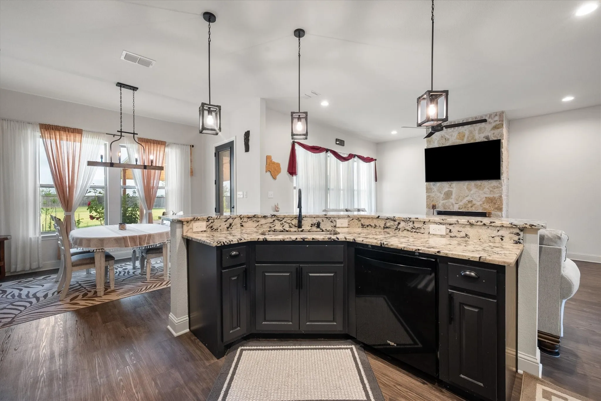 Single Family Residence For Sale in Ellis County , 170 Grays Creek Circle, Ennis, Texas 75119, 3 Bedroom, 2 Bathroom, 2 Garage spaces, 2,093 Sqft, built in 2021, mls#21331008, Real Estate Agent in Ennis, Homes For Sale in Ellis county, Homes For Sale in Ennis, Realtor in Ennis Texas, Real Estate Brokerage Independent Realty Texas, Luminita Cordes Realtor