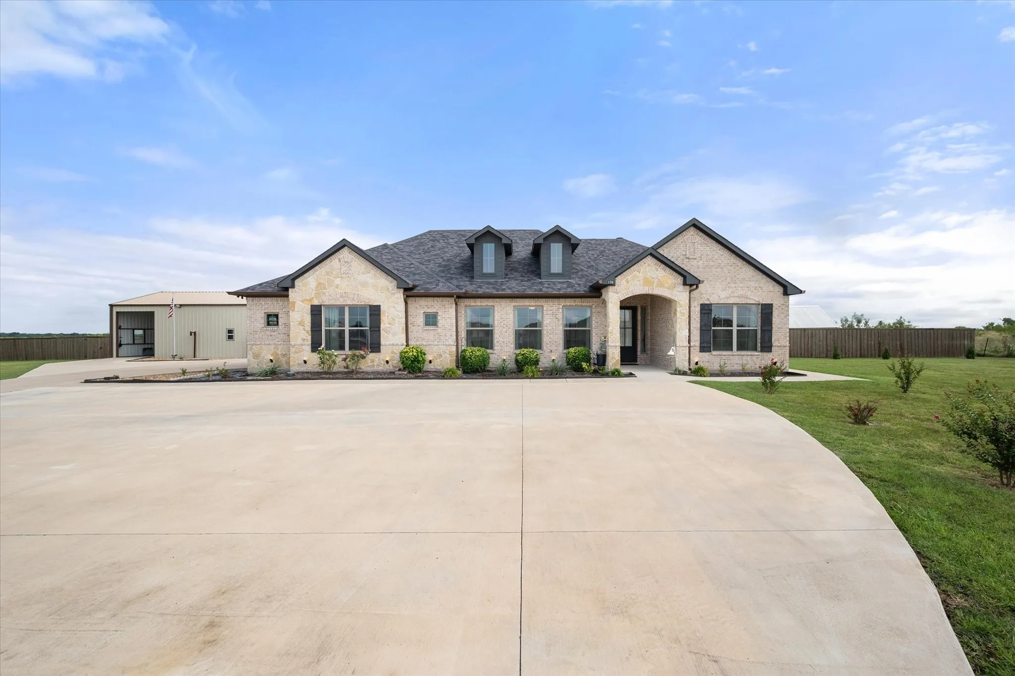 Single Family Residence For Sale in Ellis County , 170 Grays Creek Circle, Ennis, Texas 75119, 3 Bedroom, 2 Bathroom, 2 Garage spaces, 2,093 Sqft, built in 2021, mls#21331008, Real Estate Agent in Ennis, Homes For Sale in Ellis county, Homes For Sale in Ennis, Realtor in Ennis Texas, Real Estate Brokerage Independent Realty Texas, Luminita Cordes Realtor