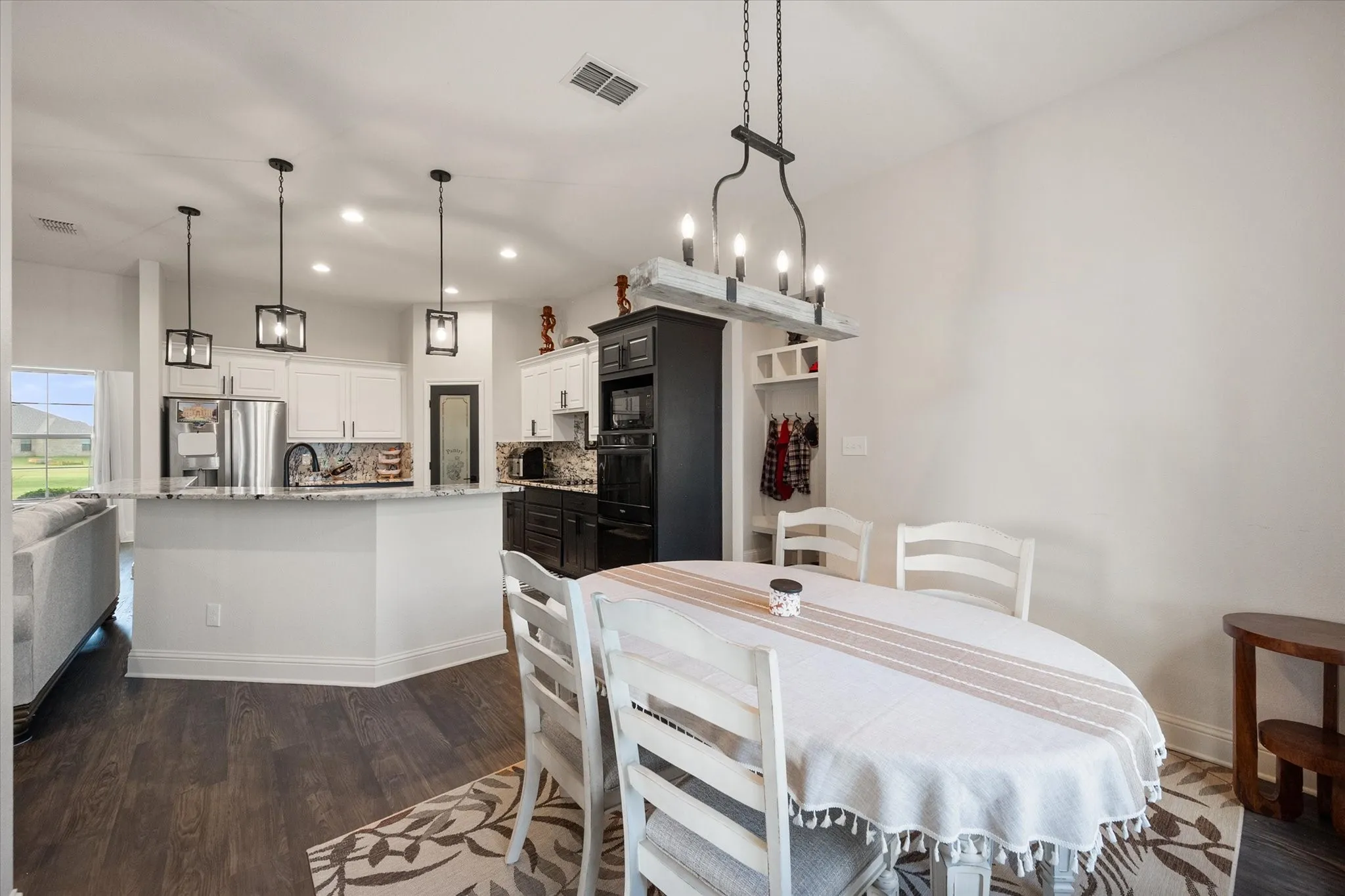 Single Family Residence For Sale in Ellis County , 170 Grays Creek Circle, Ennis, Texas 75119, 3 Bedroom, 2 Bathroom, 2 Garage spaces, 2,093 Sqft, built in 2021, mls#21331008, Real Estate Agent in Ennis, Homes For Sale in Ellis county, Homes For Sale in Ennis, Realtor in Ennis Texas, Real Estate Brokerage Independent Realty Texas, Luminita Cordes Realtor