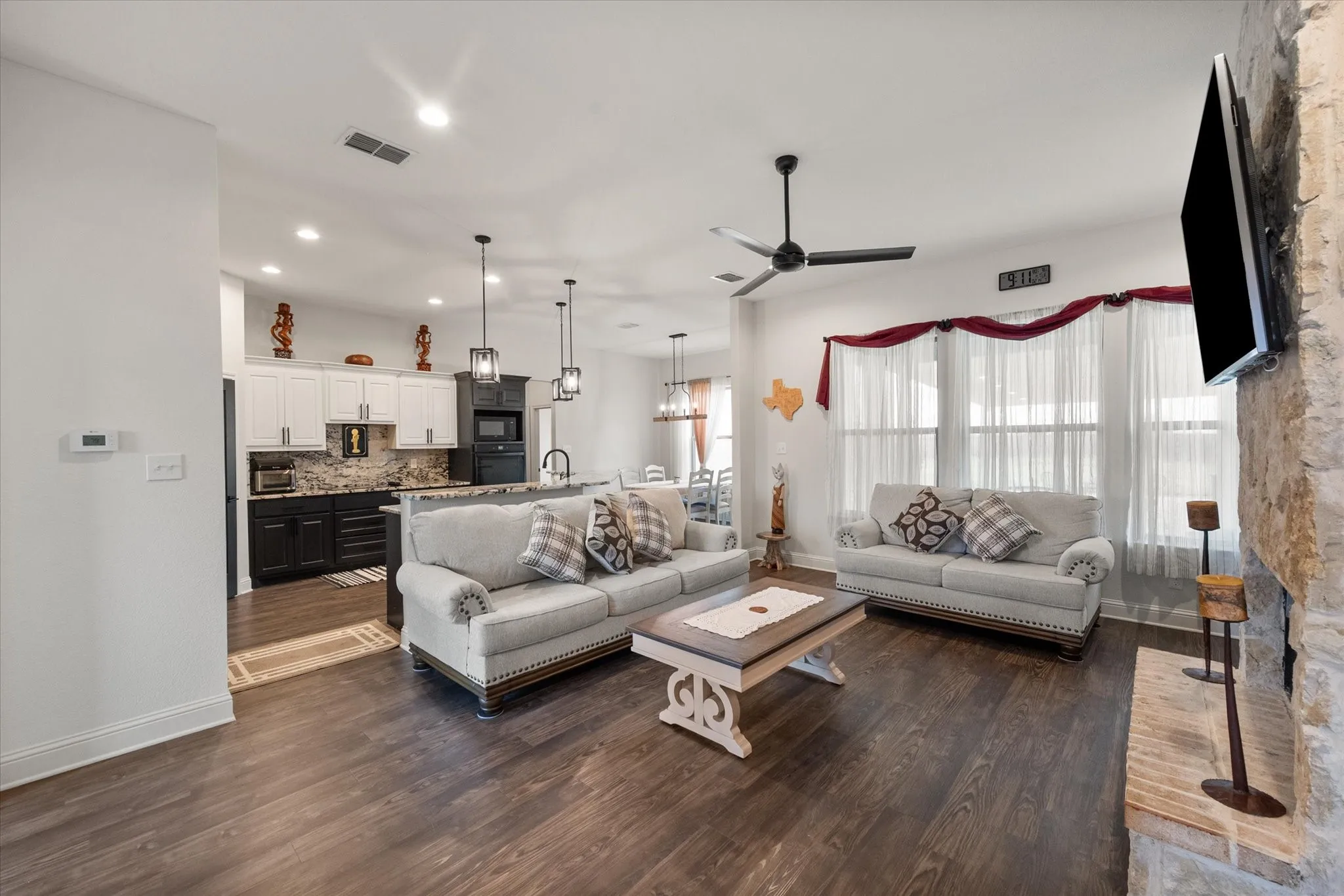 Single Family Residence For Sale in Ellis County , 170 Grays Creek Circle, Ennis, Texas 75119, 3 Bedroom, 2 Bathroom, 2 Garage spaces, 2,093 Sqft, built in 2021, mls#21331008, Real Estate Agent in Ennis, Homes For Sale in Ellis county, Homes For Sale in Ennis, Realtor in Ennis Texas, Real Estate Brokerage Independent Realty Texas, Luminita Cordes Realtor