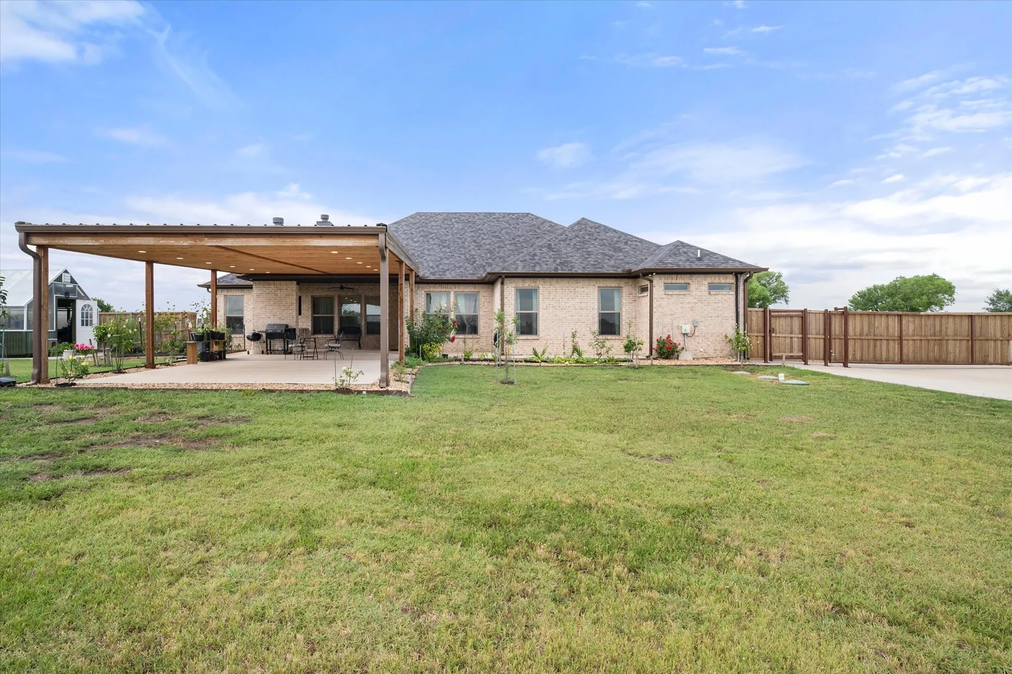 Single Family Residence For Sale in Ellis County , 170 Grays Creek Circle, Ennis, Texas 75119, 3 Bedroom, 2 Bathroom, 2 Garage spaces, 2,093 Sqft, built in 2021, mls#21331008, Real Estate Agent in Ennis, Homes For Sale in Ellis county, Homes For Sale in Ennis, Realtor in Ennis Texas, Real Estate Brokerage Independent Realty Texas, Luminita Cordes Realtor