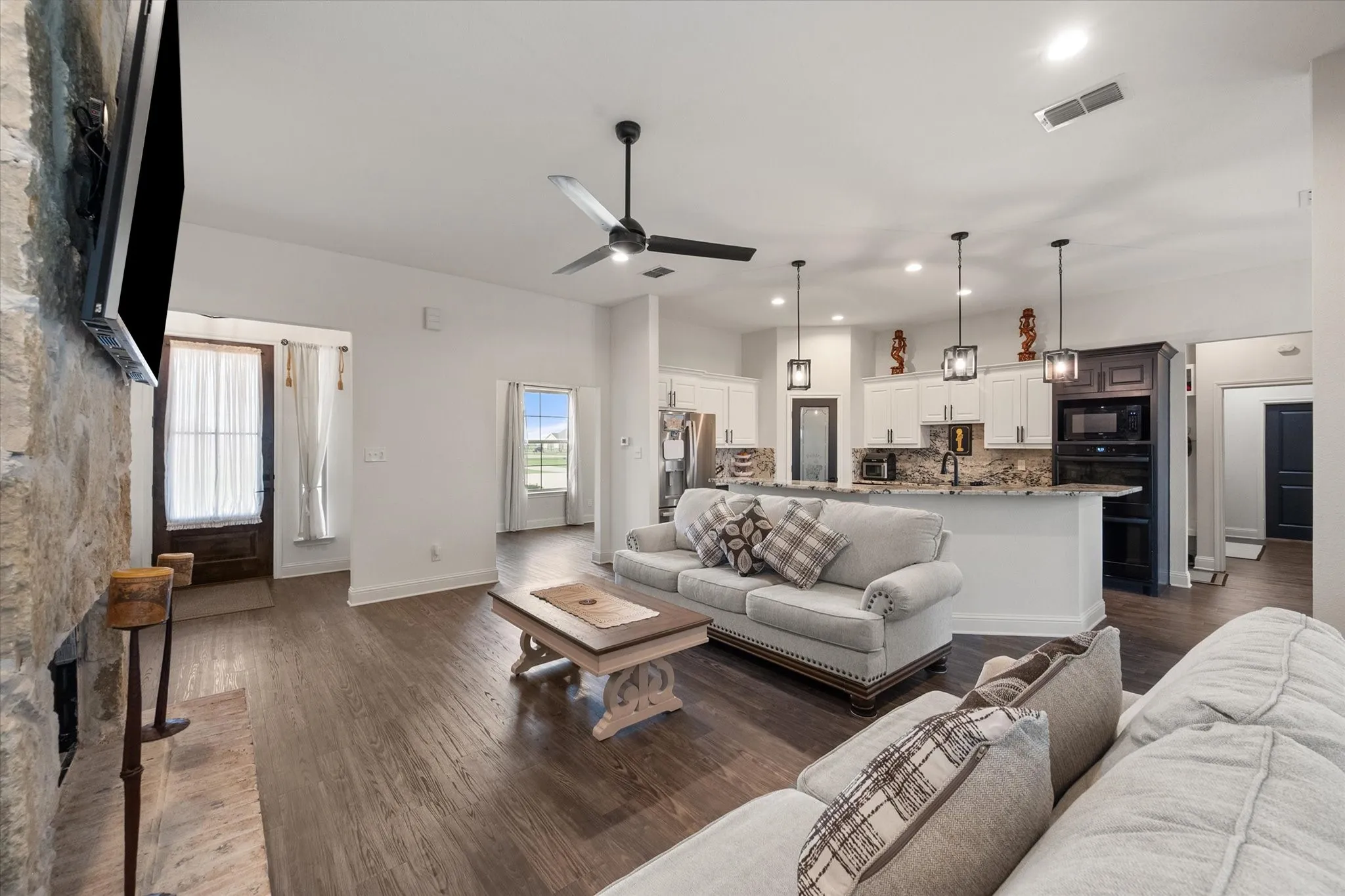 Single Family Residence For Sale in Ellis County , 170 Grays Creek Circle, Ennis, Texas 75119, 3 Bedroom, 2 Bathroom, 2 Garage spaces, 2,093 Sqft, built in 2021, mls#21331008, Real Estate Agent in Ennis, Homes For Sale in Ellis county, Homes For Sale in Ennis, Realtor in Ennis Texas, Real Estate Brokerage Independent Realty Texas, Luminita Cordes Realtor