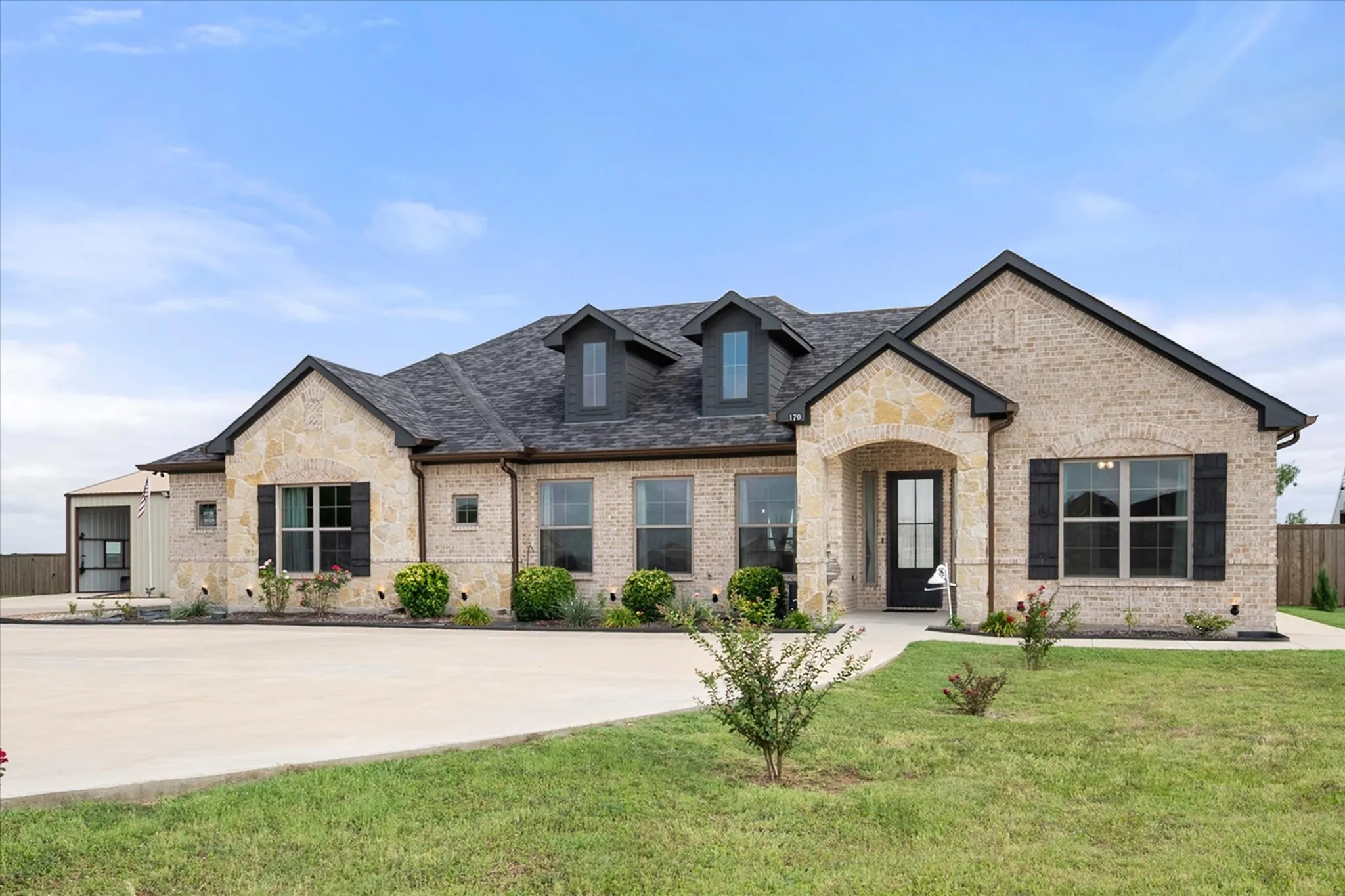 Single Family Residence For Sale in Ellis County , 170 Grays Creek Circle, Ennis, Texas 75119, 3 Bedroom, 2 Bathroom, 2 Garage spaces, 2,093 Sqft, built in 2021, mls#21331008, Real Estate Agent in Ennis, Homes For Sale in Ellis county, Homes For Sale in Ennis, Realtor in Ennis Texas, Real Estate Brokerage Independent Realty Texas, Luminita Cordes Realtor