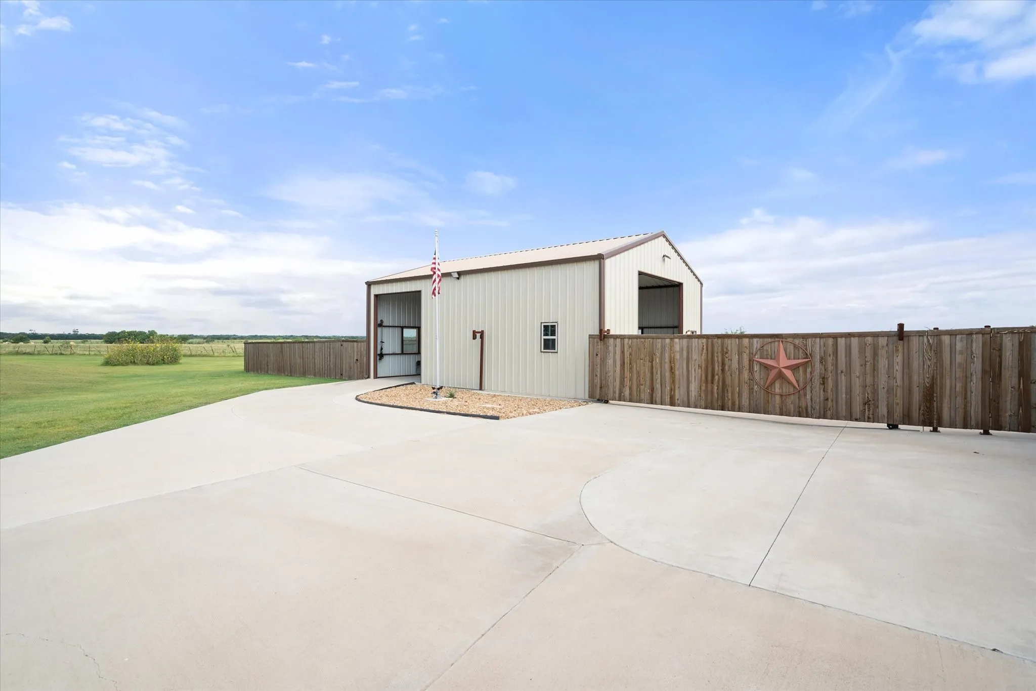 Single Family Residence For Sale in Ellis County , 170 Grays Creek Circle, Ennis, Texas 75119, 3 Bedroom, 2 Bathroom, 2 Garage spaces, 2,093 Sqft, built in 2021, mls#21331008, Real Estate Agent in Ennis, Homes For Sale in Ellis county, Homes For Sale in Ennis, Realtor in Ennis Texas, Real Estate Brokerage Independent Realty Texas, Luminita Cordes Realtor