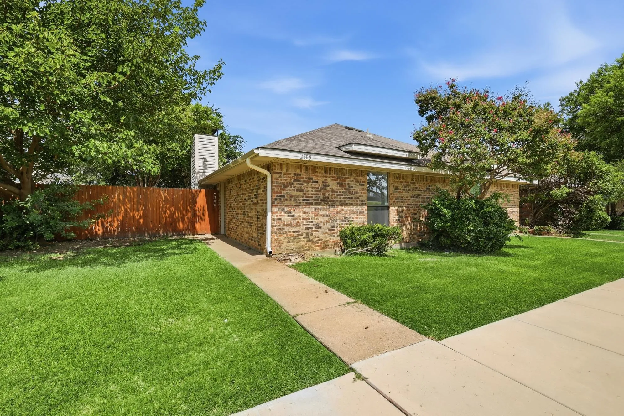 Single Family Residence For Sale in Dallas County , 2308 Carol Good Lane, Carrollton, Texas 75006, 2 Bedroom, 2 Bathroom, Garage spaces, 1,102 Sqft, built in 1982, mls#21330902, Real Estate Agent in Carrollton, Homes For Sale in Dallas county, Homes For Sale in Carrollton, Realtor in Carrollton Texas, Real Estate Brokerage Independent Realty Texas, Luminita Cordes Realtor
