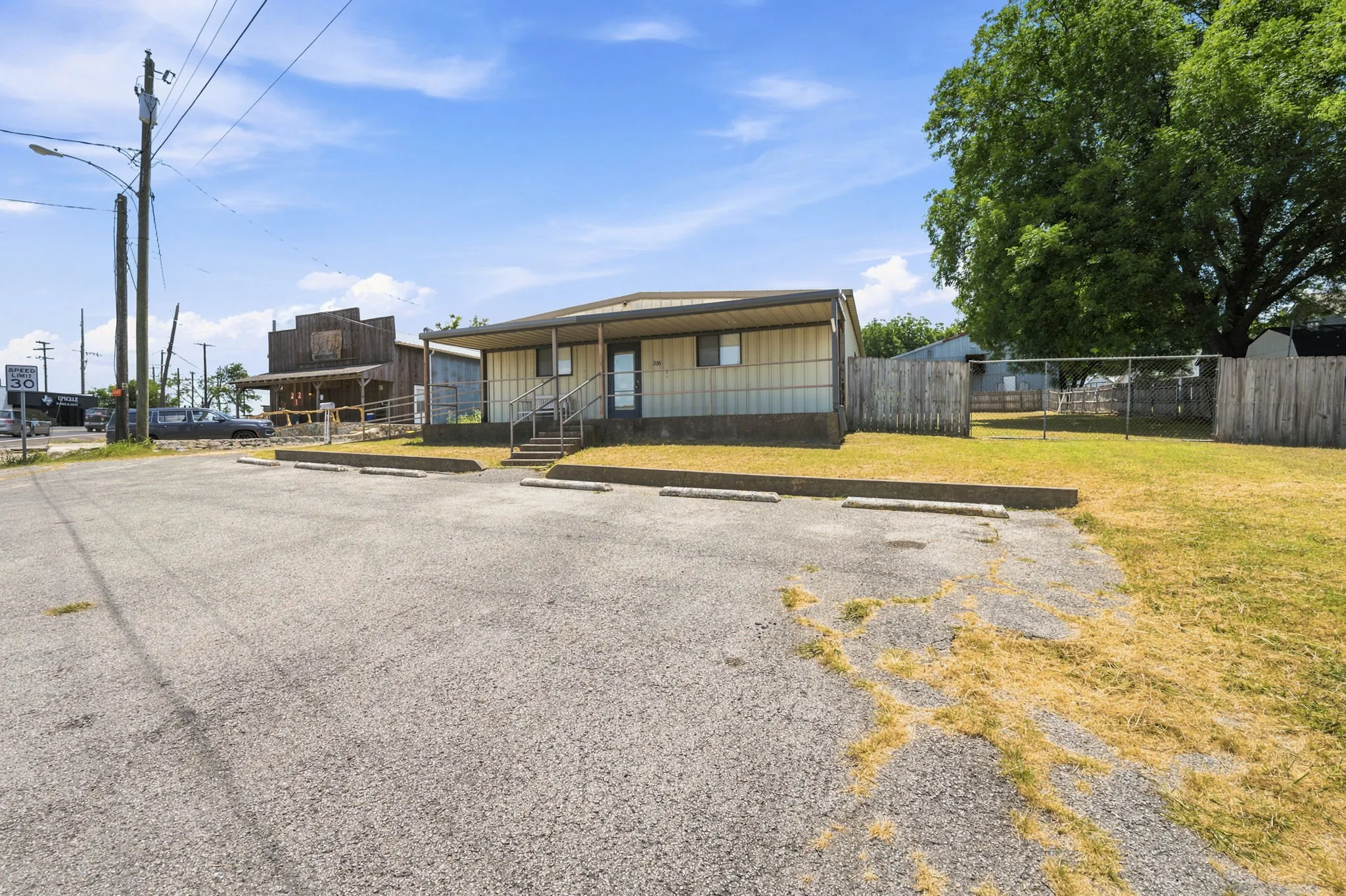 Office For Rent in Ellis County , 206 S Highway 77, Waxahachie, Texas 75165, 0, 0, Garage spaces, 0 Sqft, built in 1991, mls#21332219, Real Estate Agent in Waxahachie, Homes For Rent in Ellis county, Homes For Rent in Waxahachie, Realtor in Waxahachie Texas, Real Estate Brokerage Independent Realty Texas, Luminita Cordes Realtor