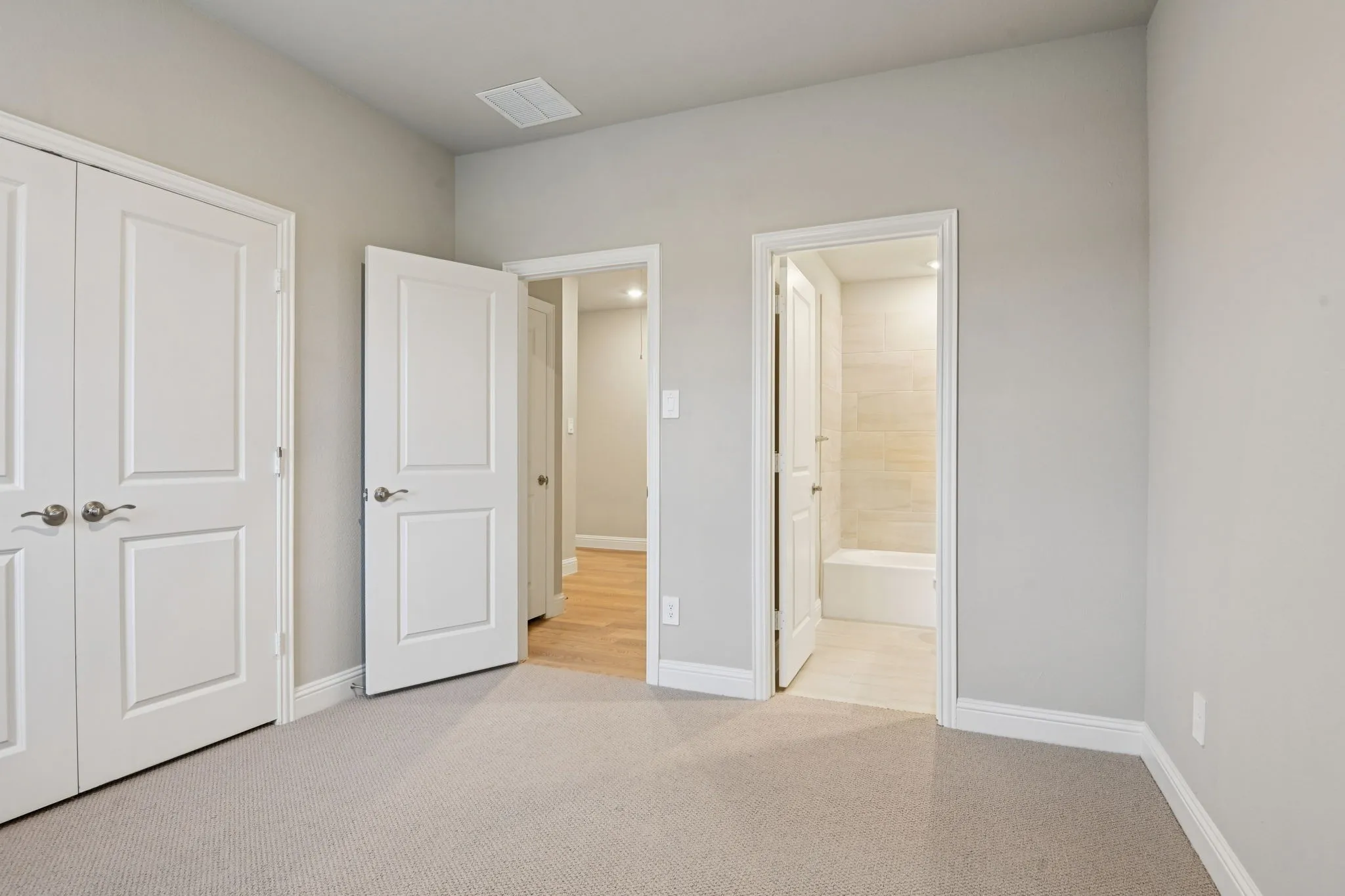  Photo is not of the actual home, but is an inspirational photo of builder’s model home and may depict options, furnishings, and/or decorator features that are not included.
