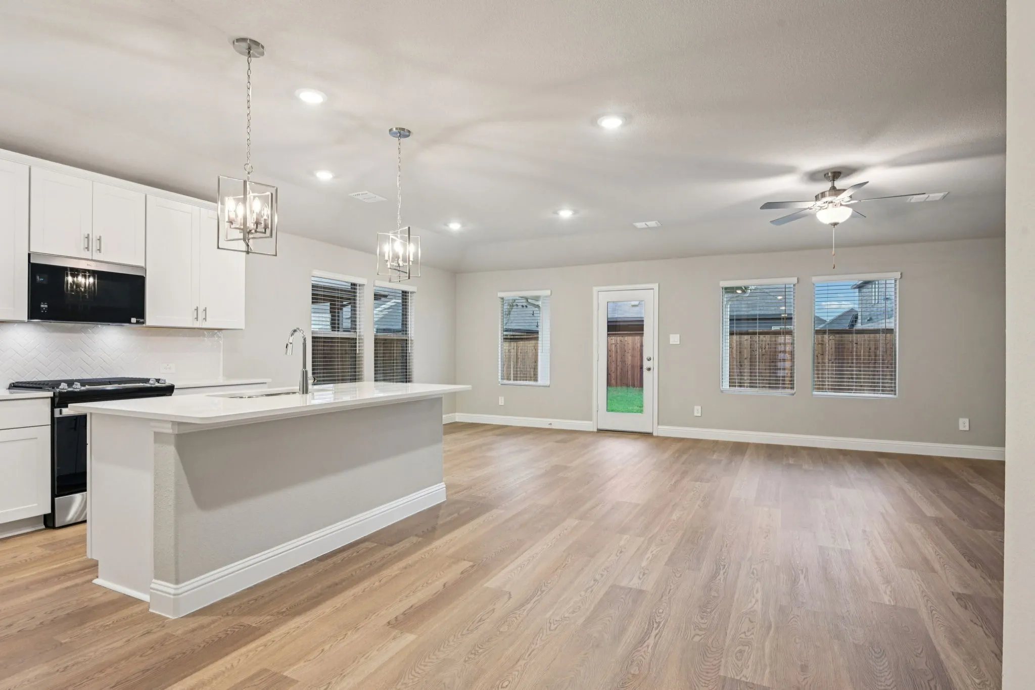  Photo is not of the actual home, but is an inspirational photo of builder’s model home and may depict options, furnishings, and/or decorator features that are not included.
