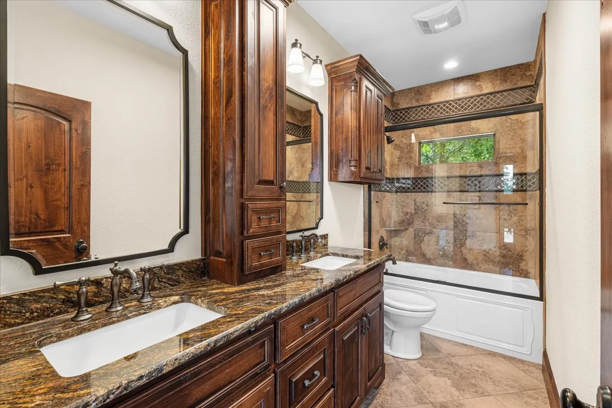 Hall bathroom with 2 sinks and shower-tub