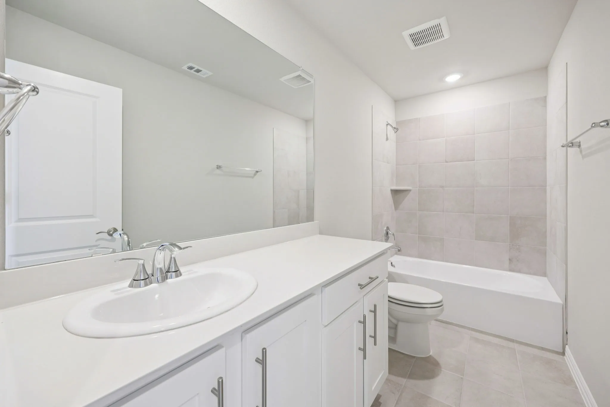  Photo is not of the actual home, but is an inspirational photo of builder’s model home and may depict options, furnishings, and/or decorator features that are not included.
