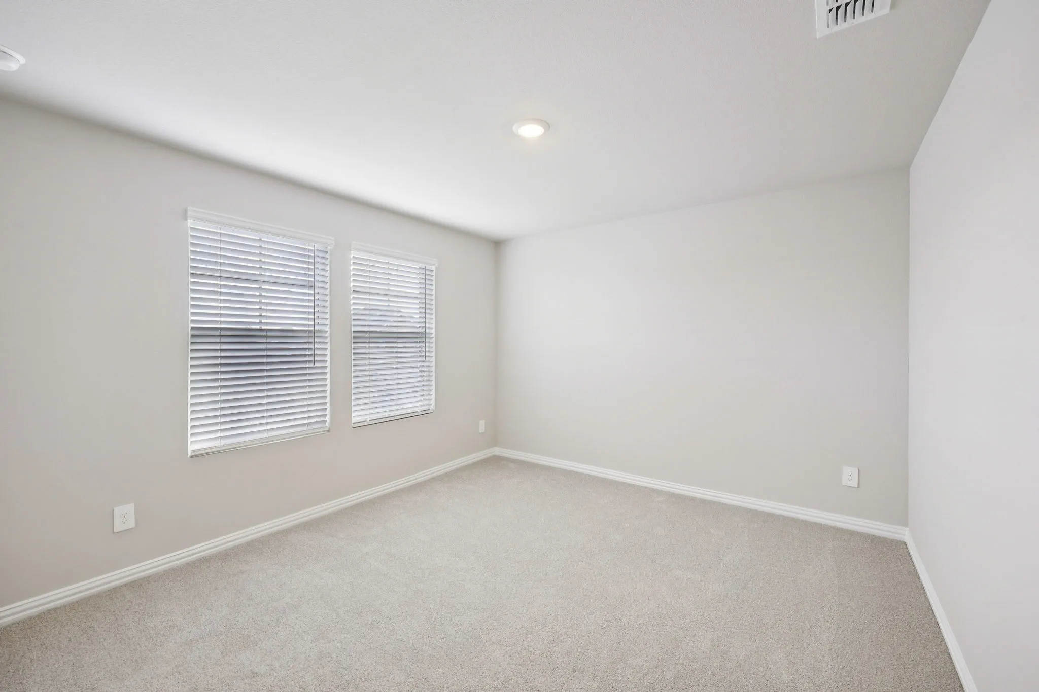  Photo is not of the actual home, but is an inspirational photo of builder’s model home and may depict options, furnishings, and/or decorator features that are not included.
