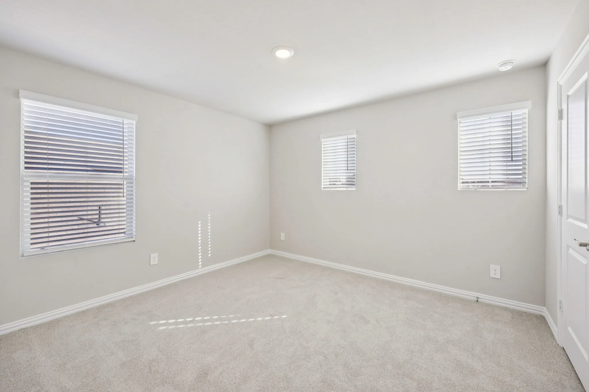  Photo is not of the actual home, but is an inspirational photo of builder’s model home and may depict options, furnishings, and/or decorator features that are not included.
