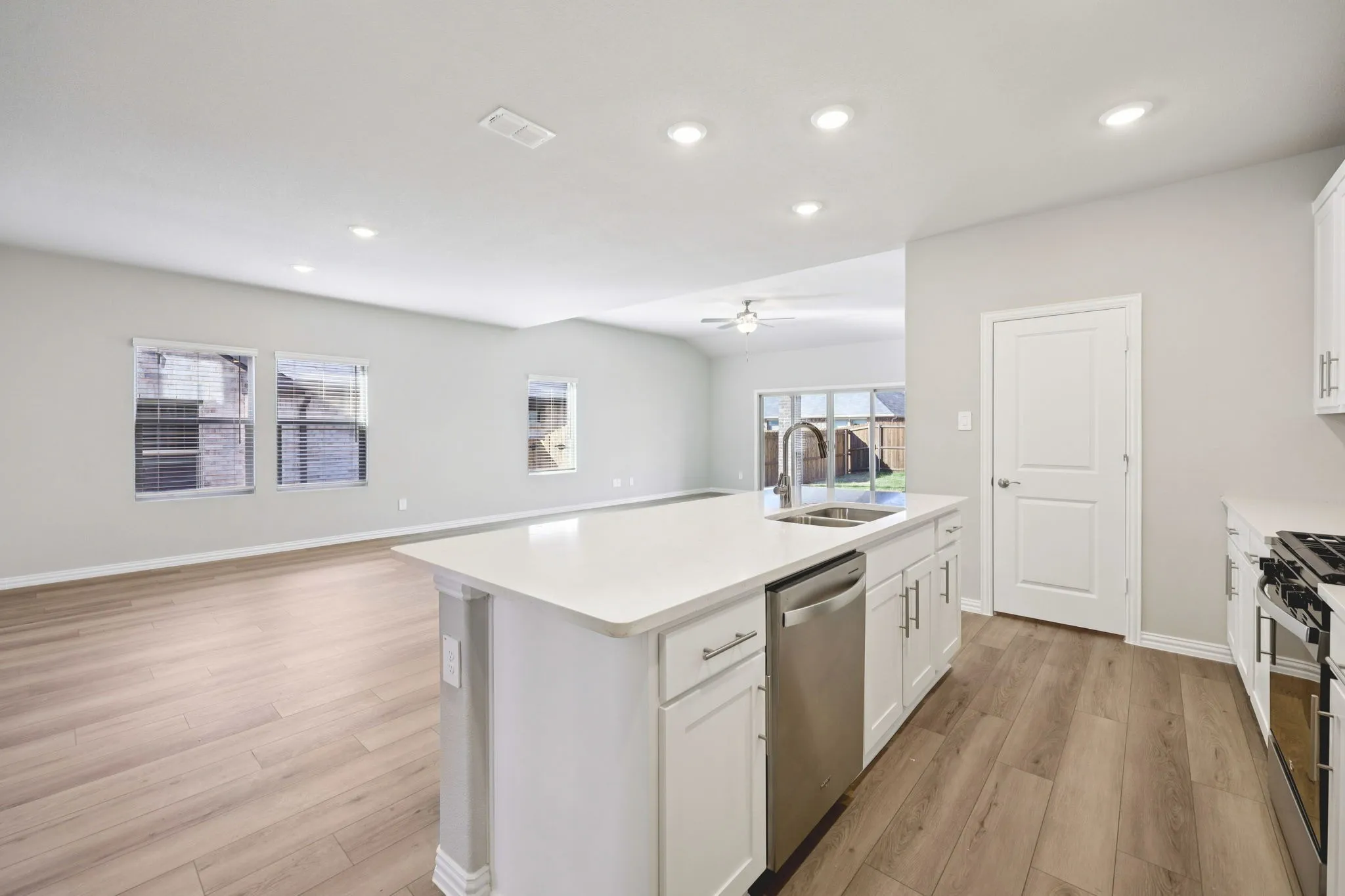  Photo is not of the actual home, but is an inspirational photo of builder’s model home and may depict options, furnishings, and/or decorator features that are not included.
