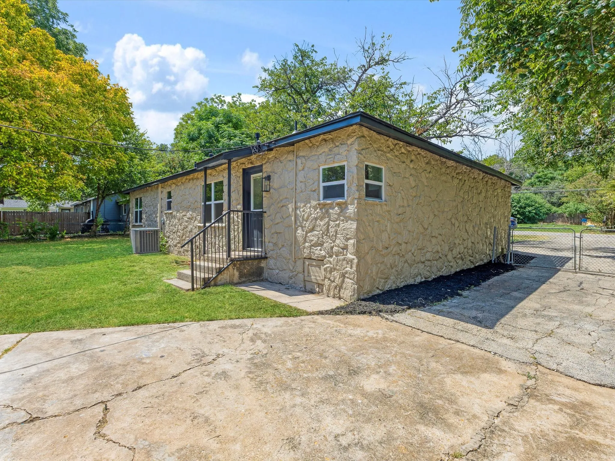 Single Family Residence For Sale in Tarrant County , 8837 Claiborn Street, Lakeside, Texas 76135, 3 Bedroom, 2 Bathroom, 2 Garage spaces, 1,398 Sqft, built in 1953, mls#21332232, Real Estate Agent in Lakeside, Homes For Sale in Tarrant county, Homes For Sale in Lakeside, Realtor in Lakeside Texas, Real Estate Brokerage Independent Realty Texas, Luminita Cordes Realtor
