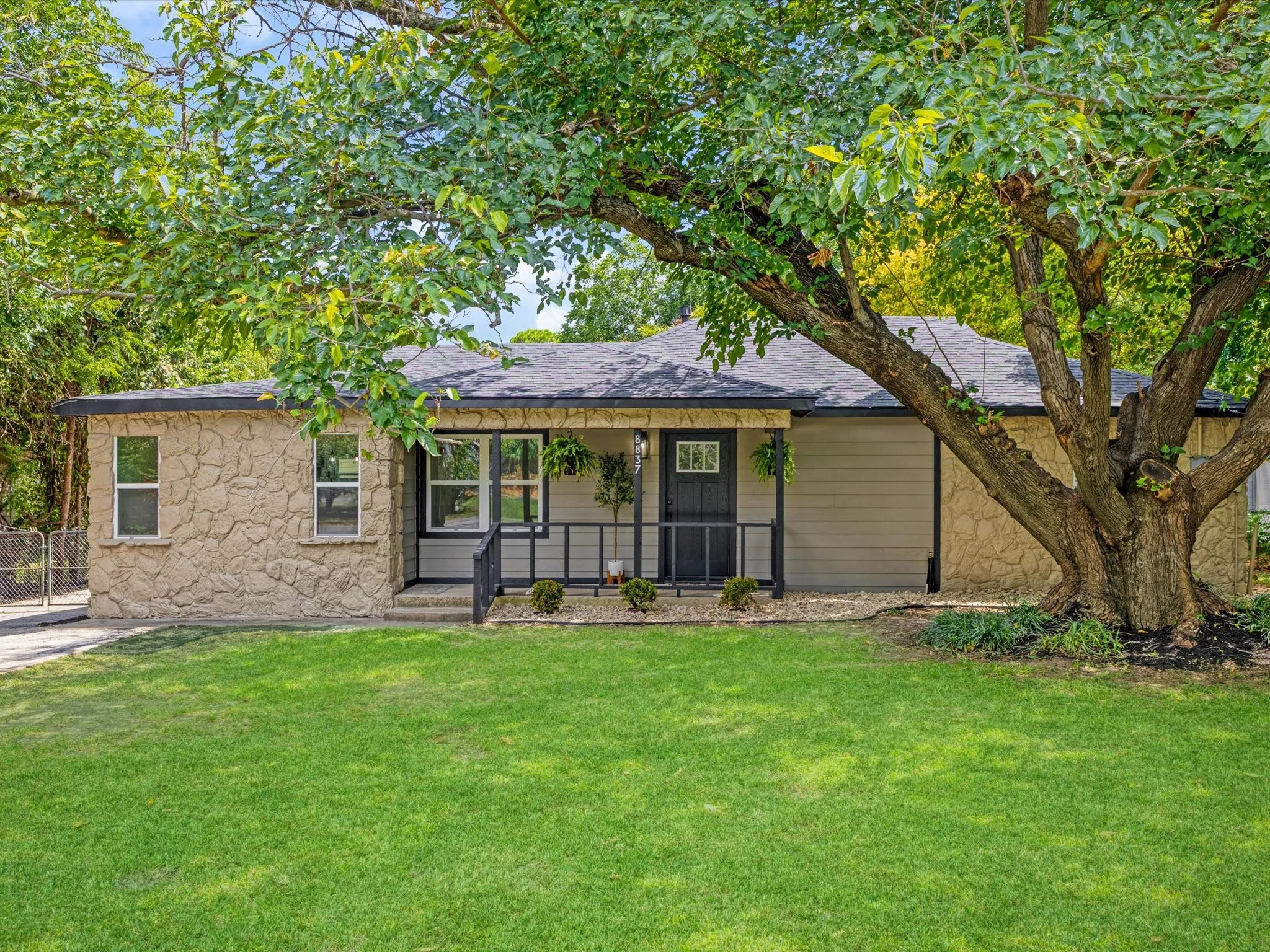 Single Family Residence For Sale in Tarrant County , 8837 Claiborn Street, Lakeside, Texas 76135, 3 Bedroom, 2 Bathroom, 2 Garage spaces, 1,398 Sqft, built in 1953, mls#21332232, Real Estate Agent in Lakeside, Homes For Sale in Tarrant county, Homes For Sale in Lakeside, Realtor in Lakeside Texas, Real Estate Brokerage Independent Realty Texas, Luminita Cordes Realtor