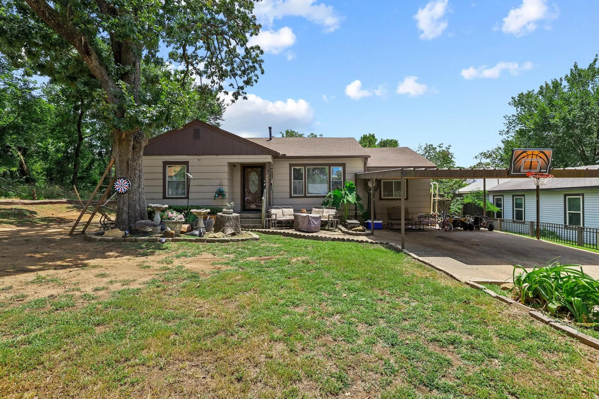 Single Family Residence For Sale in Grayson County , 612 E Monterey Street, Denison, Texas 75021, 4 Bedrooms, 1 Bathroom, Garage spaces, 1,120 Sqft, built in 1954, Price $125,000, mls#21332287, Real Estate Agent in Denison, Homes For Sale in Grayson county, Homes For Sale in Denison, Realtor in Denison Texas, Real Estate Brokerage Independent Realty Texas, Luminita Cordes Realtor