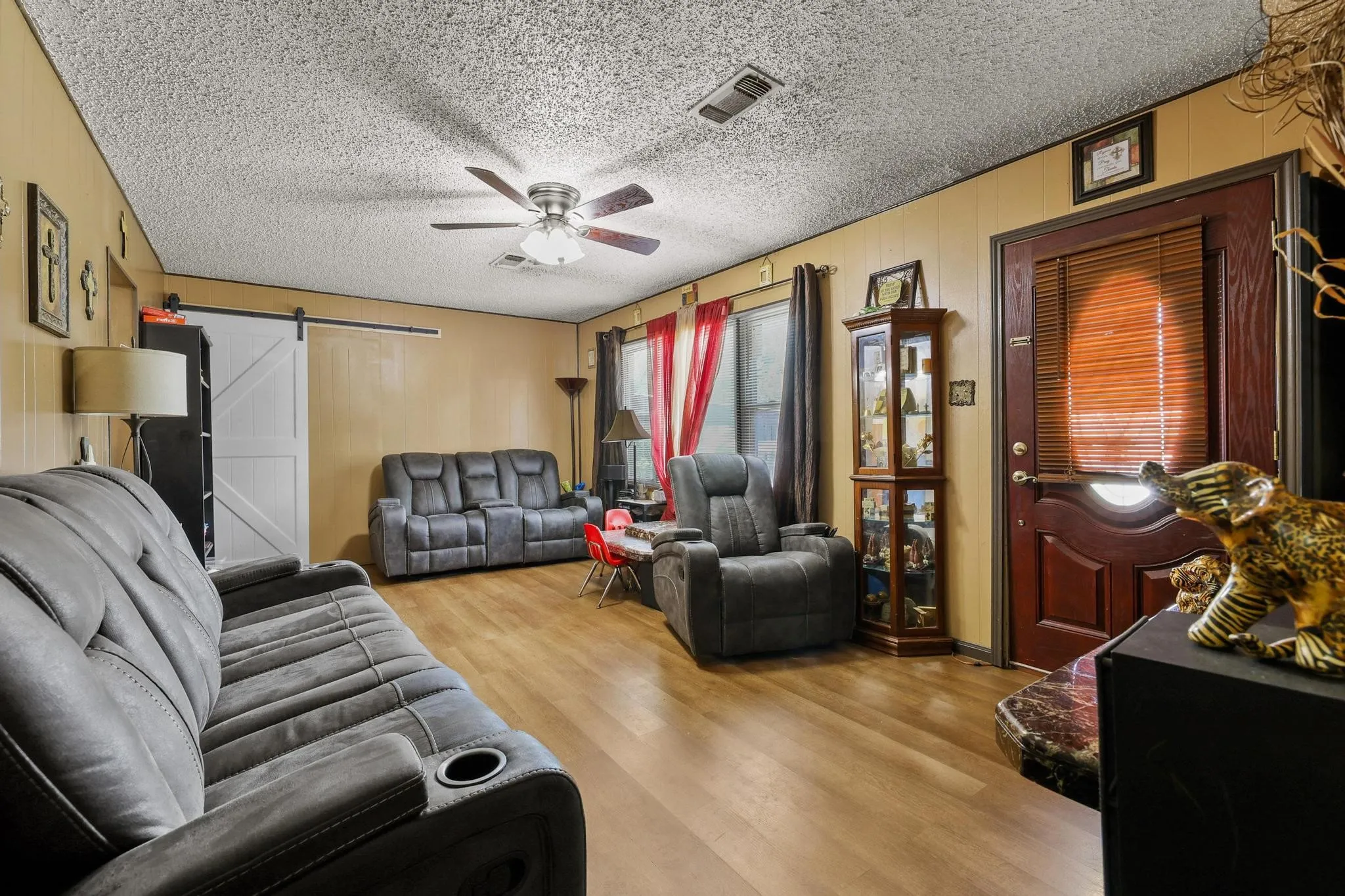 Single Family Residence For Sale in Grayson County , 612 E Monterey Street, Denison, Texas 75021, 4 Bedrooms, 1 Bathroom, Garage spaces, 1,120 Sqft, built in 1954, Price $125,000, mls#21332287, Real Estate Agent in Denison, Homes For Sale in Grayson county, Homes For Sale in Denison, Realtor in Denison Texas, Real Estate Brokerage Independent Realty Texas, Luminita Cordes Realtor