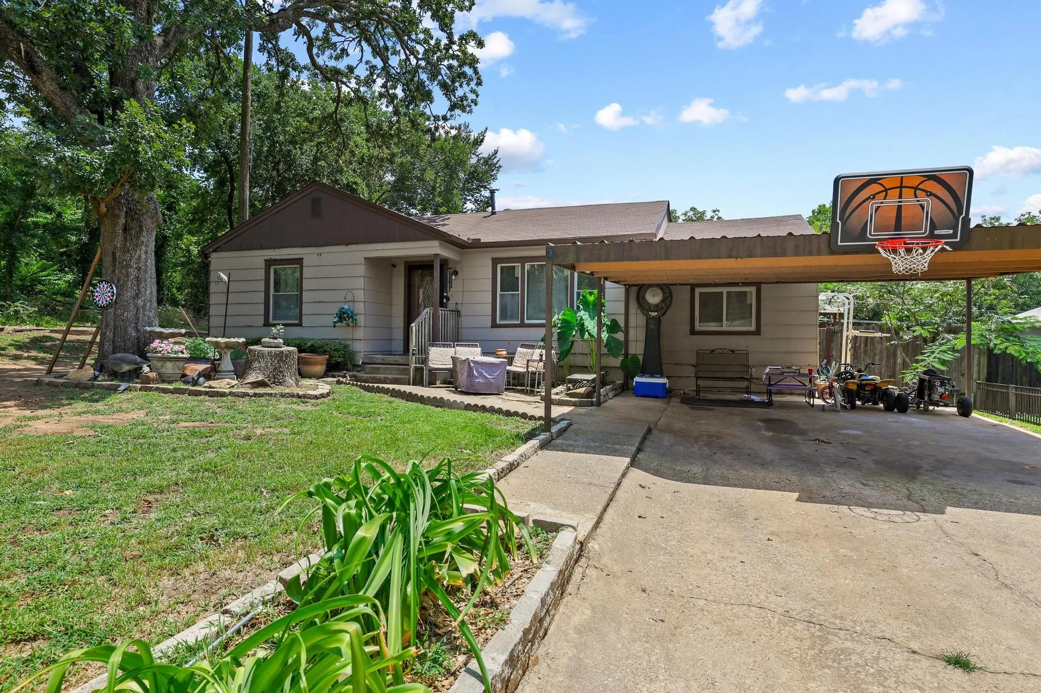 Single Family Residence For Sale in Grayson County , 612 E Monterey Street, Denison, Texas 75021, 4 Bedrooms, 1 Bathroom, Garage spaces, 1,120 Sqft, built in 1954, Price $125,000, mls#21332287, Real Estate Agent in Denison, Homes For Sale in Grayson county, Homes For Sale in Denison, Realtor in Denison Texas, Real Estate Brokerage Independent Realty Texas, Luminita Cordes Realtor