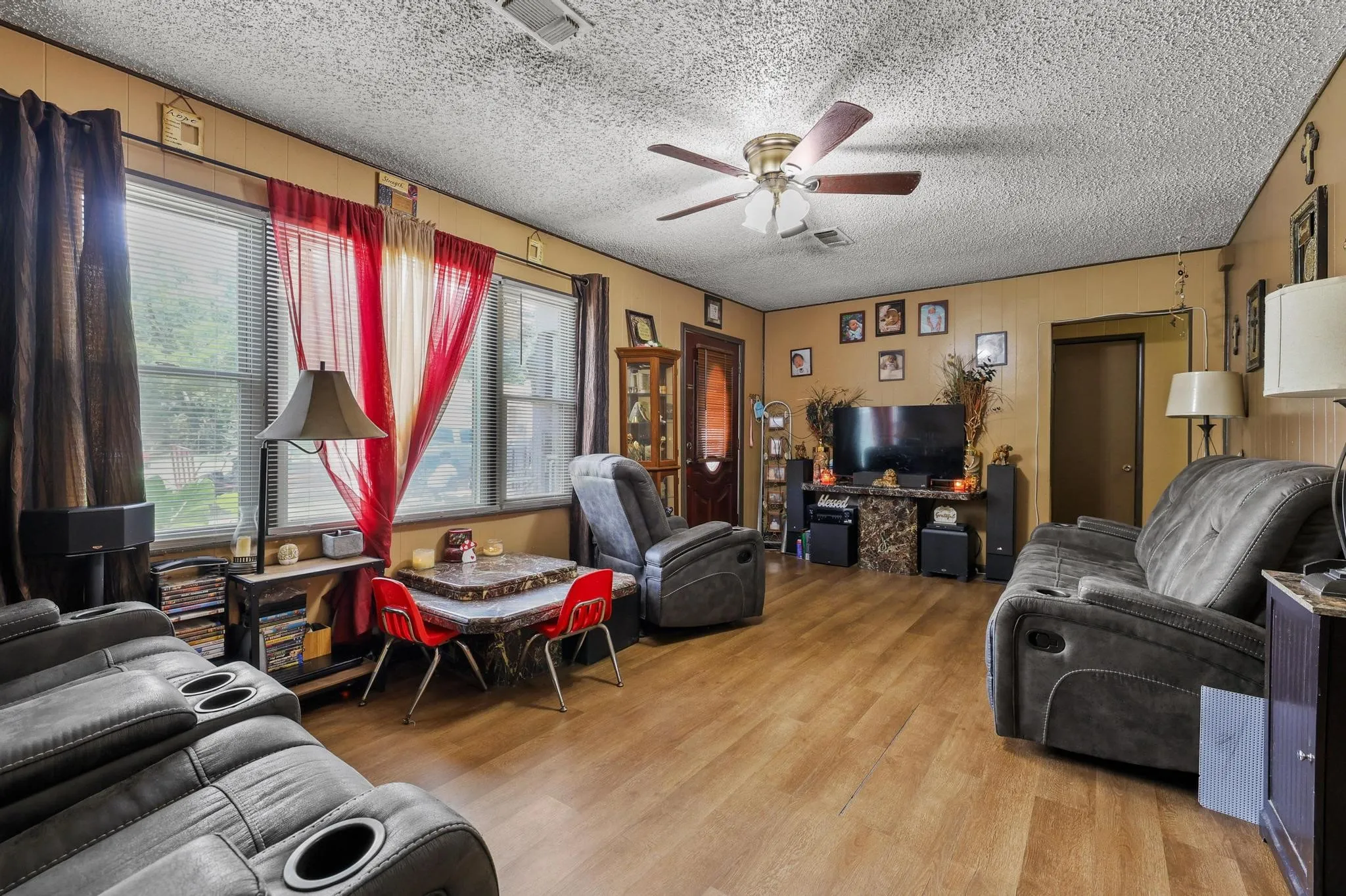 Single Family Residence For Sale in Grayson County , 612 E Monterey Street, Denison, Texas 75021, 4 Bedrooms, 1 Bathroom, Garage spaces, 1,120 Sqft, built in 1954, Price $125,000, mls#21332287, Real Estate Agent in Denison, Homes For Sale in Grayson county, Homes For Sale in Denison, Realtor in Denison Texas, Real Estate Brokerage Independent Realty Texas, Luminita Cordes Realtor