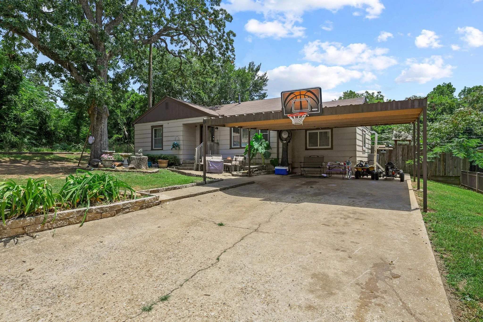 Single Family Residence For Sale in Grayson County , 612 E Monterey Street, Denison, Texas 75021, 4 Bedrooms, 1 Bathroom, Garage spaces, 1,120 Sqft, built in 1954, Price $125,000, mls#21332287, Real Estate Agent in Denison, Homes For Sale in Grayson county, Homes For Sale in Denison, Realtor in Denison Texas, Real Estate Brokerage Independent Realty Texas, Luminita Cordes Realtor