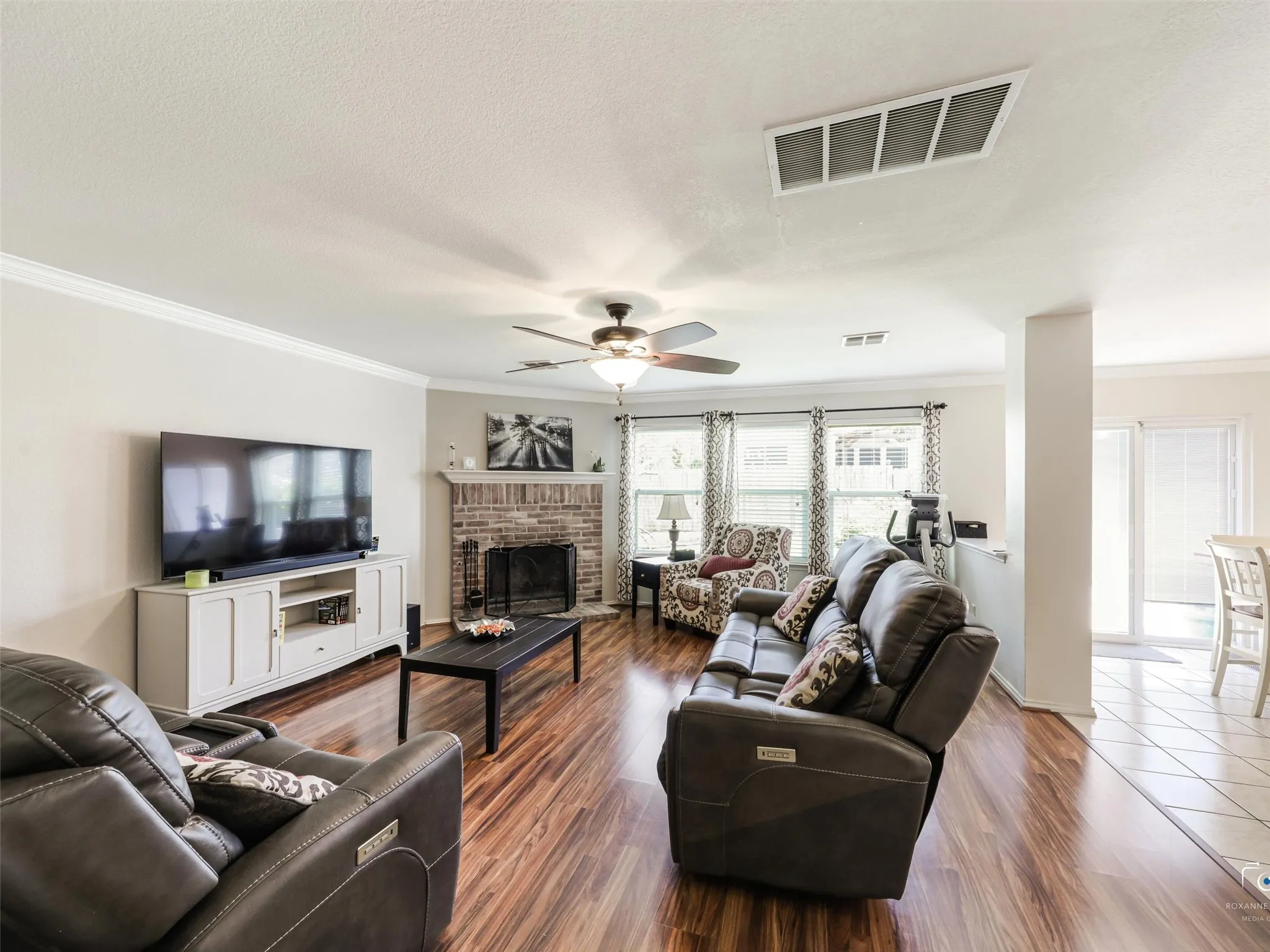 Single Family Residence For Sale in Grayson County , 1609 Timberline Lane, Sherman, Texas 75092, 5 Bedroom, 3 Bathroom, 2 Garage spaces, 2,515 Sqft, built in 2003, mls#21329172, Real Estate Agent in Sherman, Homes For Sale in Grayson county, Homes For Sale in Sherman, Realtor in Sherman Texas, Real Estate Brokerage Independent Realty Texas, Luminita Cordes Realtor