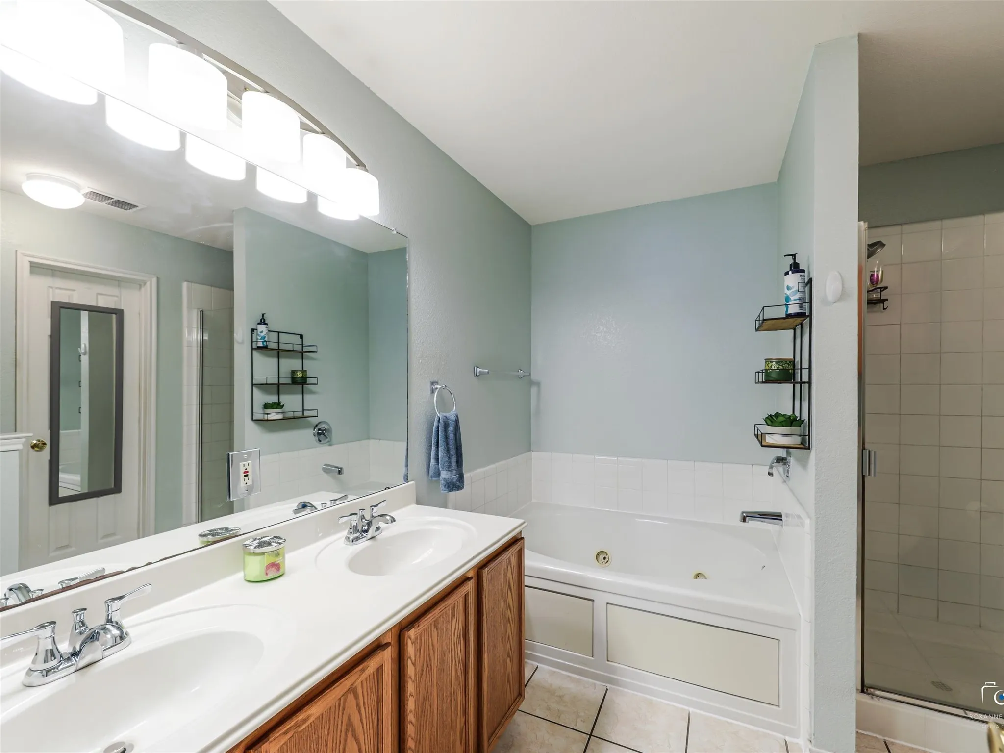 Single Family Residence For Sale in Grayson County , 1609 Timberline Lane, Sherman, Texas 75092, 5 Bedroom, 3 Bathroom, 2 Garage spaces, 2,515 Sqft, built in 2003, mls#21329172, Real Estate Agent in Sherman, Homes For Sale in Grayson county, Homes For Sale in Sherman, Realtor in Sherman Texas, Real Estate Brokerage Independent Realty Texas, Luminita Cordes Realtor