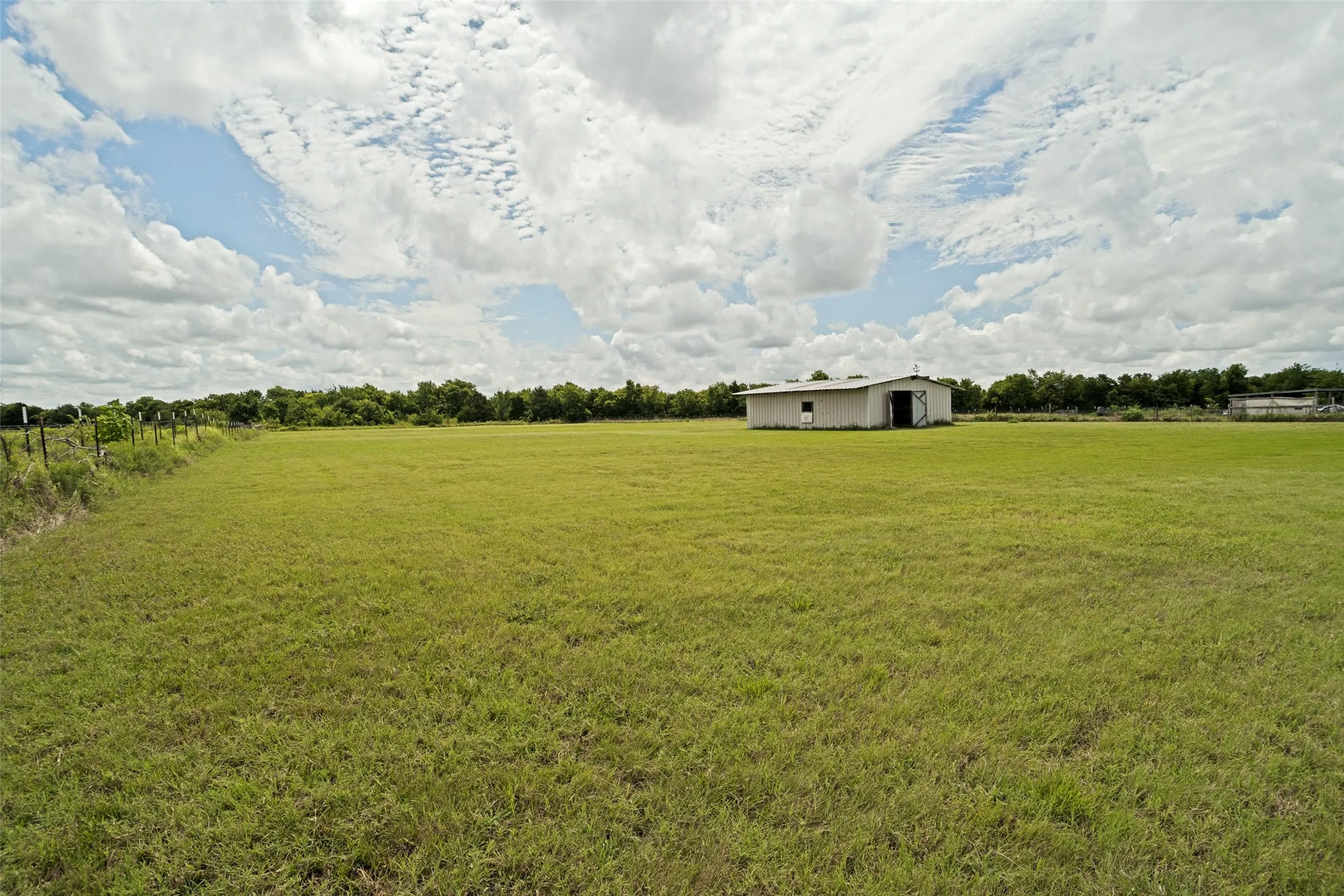 Single Family Residence For Sale in Hunt County , 3511 County Road 1108, Celeste, Texas 75423, 3 Bedroom, 3 Bathroom, 2 Garage spaces, 2,047 Sqft, built in 2006, Price $429,000, mls#21332237, Real Estate Agent in Celeste, Homes For Sale in Hunt county, Homes For Sale in Celeste, Realtor in Celeste Texas, Real Estate Brokerage Independent Realty Texas, Luminita Cordes Realtor