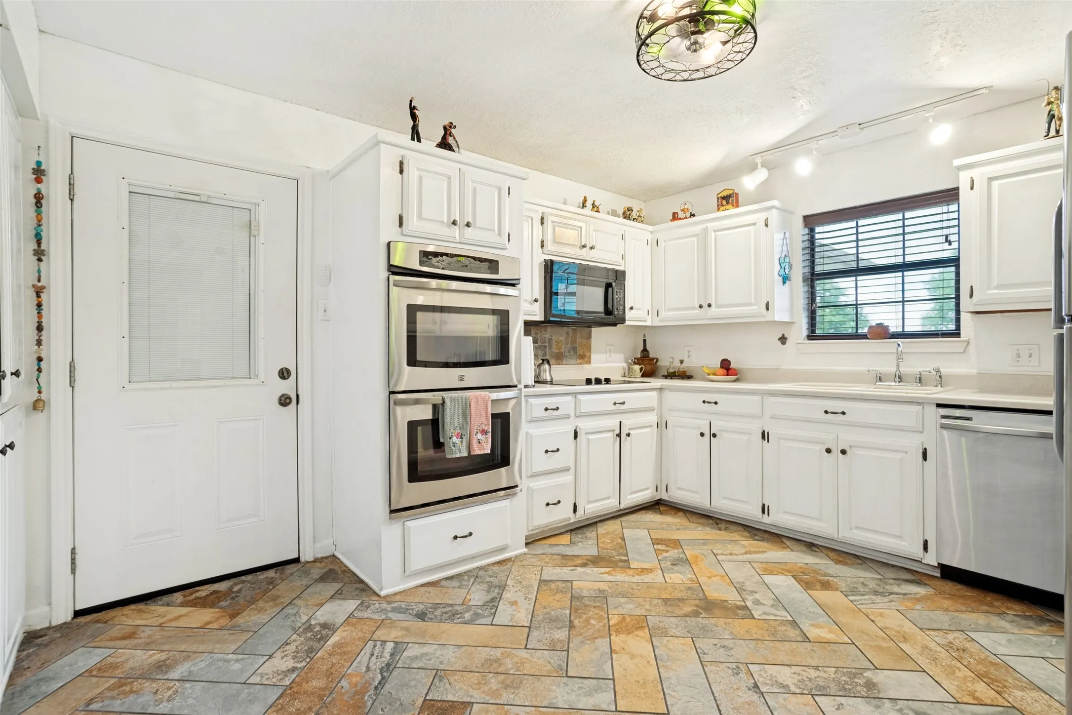 Single Family Residence For Sale in Hunt County , 3511 County Road 1108, Celeste, Texas 75423, 3 Bedroom, 3 Bathroom, 2 Garage spaces, 2,047 Sqft, built in 2006, Price $429,000, mls#21332237, Real Estate Agent in Celeste, Homes For Sale in Hunt county, Homes For Sale in Celeste, Realtor in Celeste Texas, Real Estate Brokerage Independent Realty Texas, Luminita Cordes Realtor
