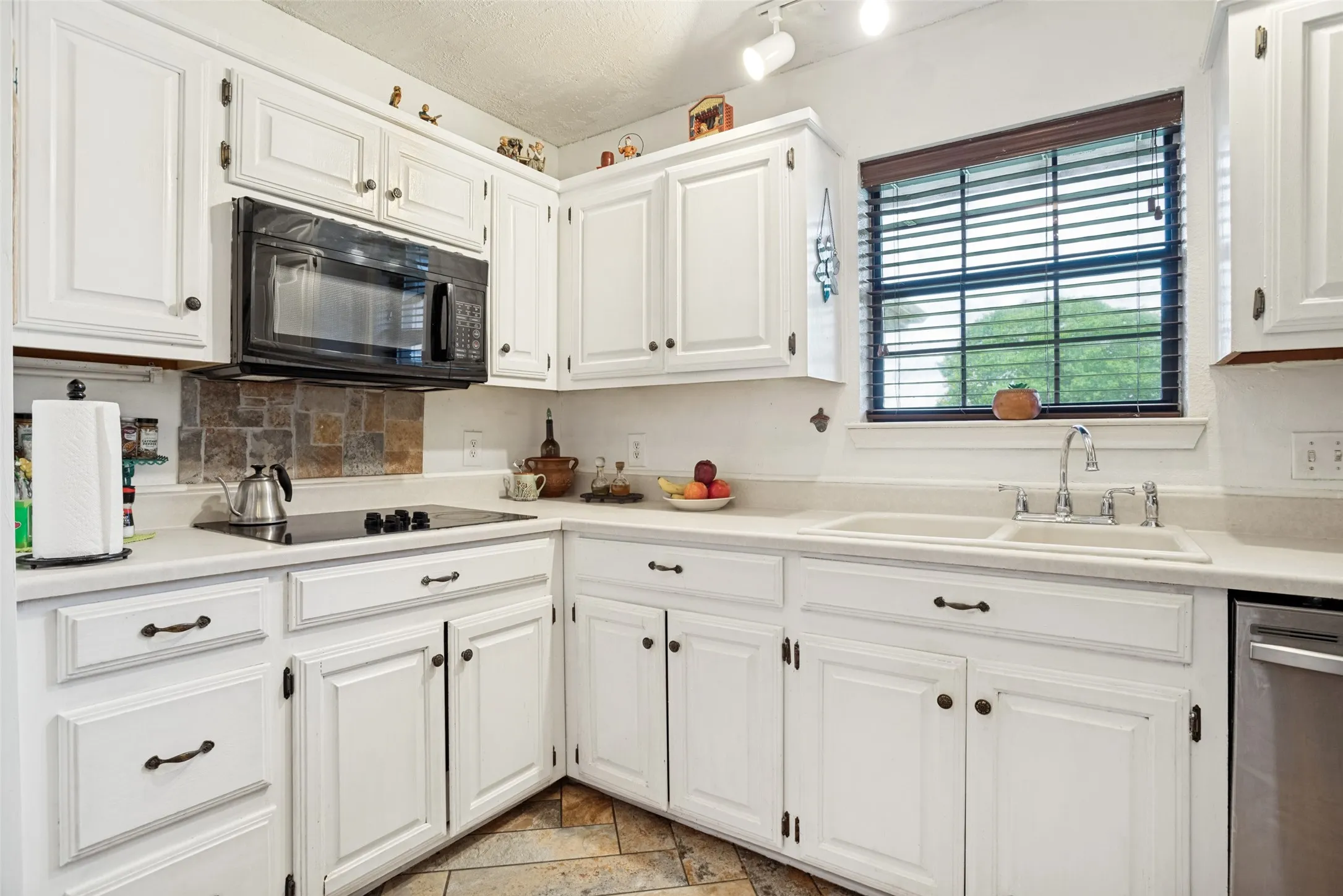 Single Family Residence For Sale in Hunt County , 3511 County Road 1108, Celeste, Texas 75423, 3 Bedroom, 3 Bathroom, 2 Garage spaces, 2,047 Sqft, built in 2006, Price $429,000, mls#21332237, Real Estate Agent in Celeste, Homes For Sale in Hunt county, Homes For Sale in Celeste, Realtor in Celeste Texas, Real Estate Brokerage Independent Realty Texas, Luminita Cordes Realtor