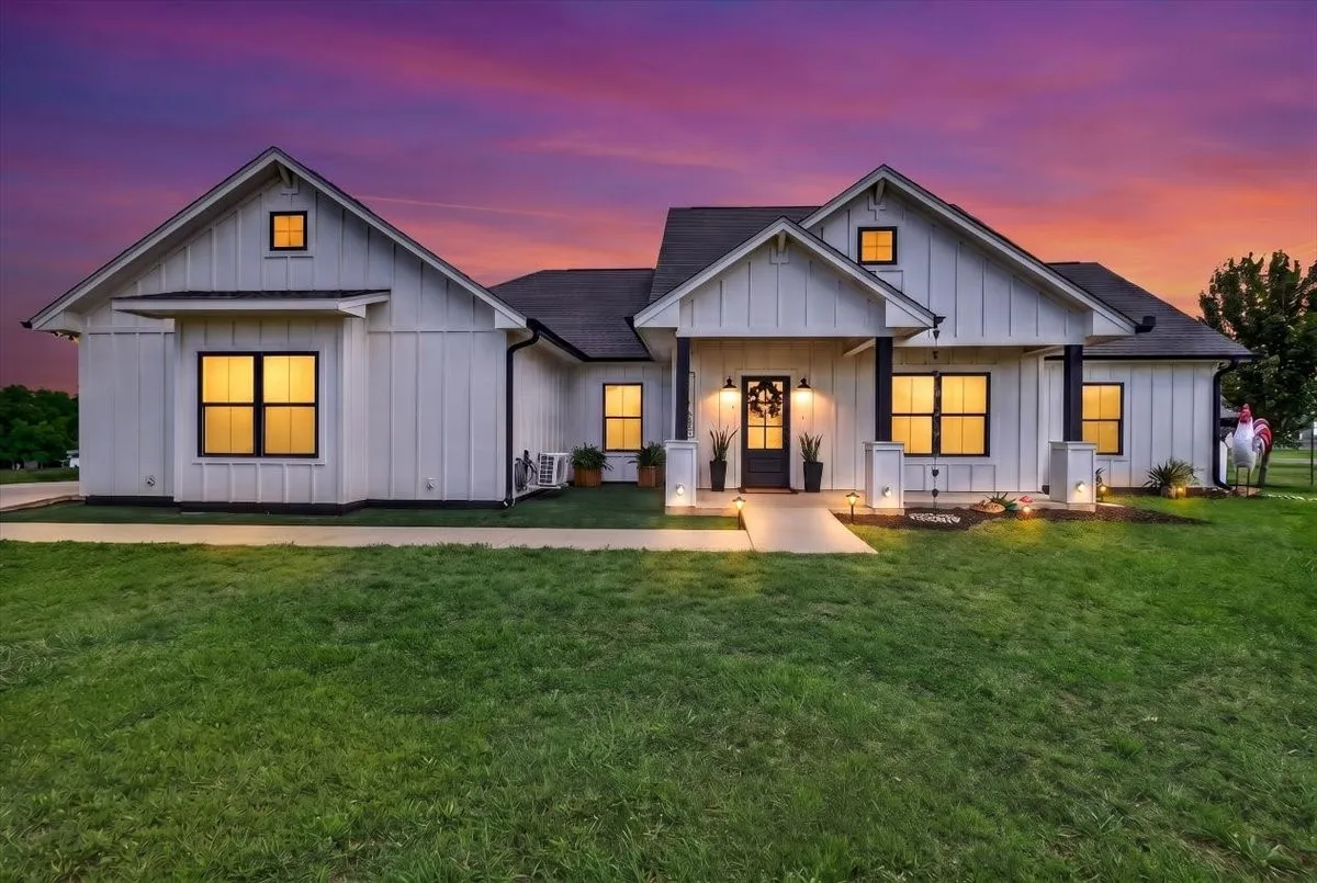 Single Family Residence For Sale in Kaufman County , 18220 County Road 4001, Mabank, Texas 75147, 3 Bedroom, 3 Bathroom, 2 Garage spaces, 1,989 Sqft, built in 2020, mls#21326772, Real Estate Agent in Mabank, Homes For Sale in Kaufman county, Homes For Sale in Mabank, Realtor in Mabank Texas, Real Estate Brokerage Independent Realty Texas, Luminita Cordes Realtor