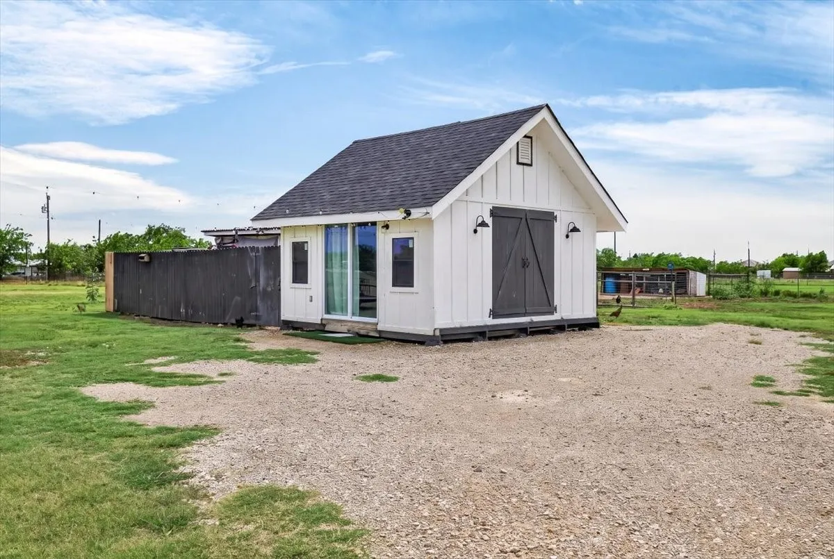 Single Family Residence For Sale in Kaufman County , 18220 County Road 4001, Mabank, Texas 75147, 3 Bedroom, 3 Bathroom, 2 Garage spaces, 1,989 Sqft, built in 2020, mls#21326772, Real Estate Agent in Mabank, Homes For Sale in Kaufman county, Homes For Sale in Mabank, Realtor in Mabank Texas, Real Estate Brokerage Independent Realty Texas, Luminita Cordes Realtor
