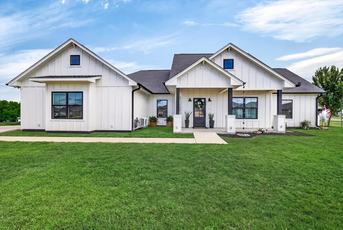 Single Family Residence For Sale in Kaufman County , 18220 County Road 4001, Mabank, Texas 75147, 3 Bedroom, 3 Bathroom, 2 Garage spaces, 1,989 Sqft, built in 2020, mls#21326772, Real Estate Agent in Mabank, Homes For Sale in Kaufman county, Homes For Sale in Mabank, Realtor in Mabank Texas, Real Estate Brokerage Independent Realty Texas, Luminita Cordes Realtor