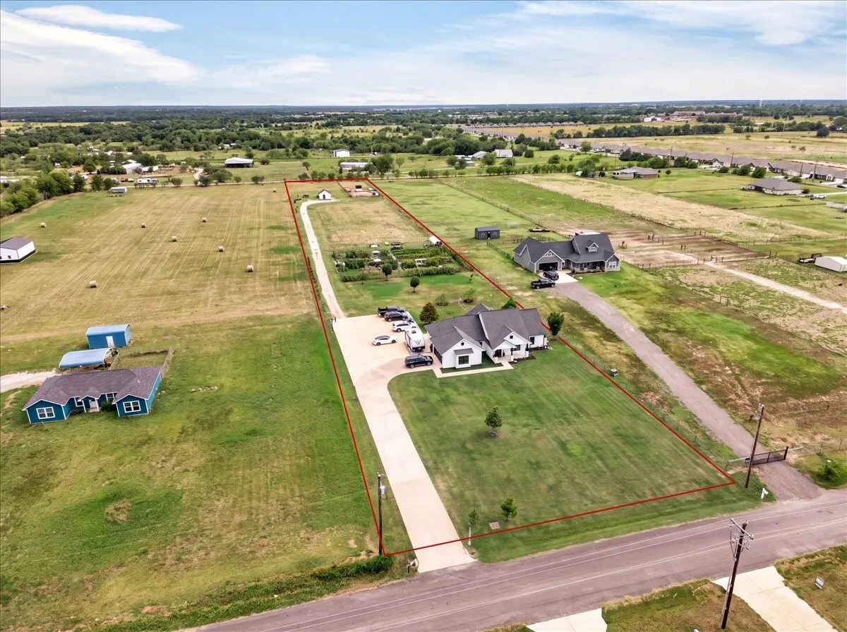 Single Family Residence For Sale in Kaufman County , 18220 County Road 4001, Mabank, Texas 75147, 3 Bedroom, 3 Bathroom, 2 Garage spaces, 1,989 Sqft, built in 2020, mls#21326772, Real Estate Agent in Mabank, Homes For Sale in Kaufman county, Homes For Sale in Mabank, Realtor in Mabank Texas, Real Estate Brokerage Independent Realty Texas, Luminita Cordes Realtor
