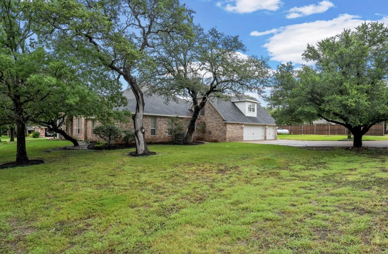 Single Family Residence For Sale in Mc Lennan County , 100 Laurel Oaks Lane, Crawford, Texas 76638, 4 Bedroom, 4 Bathroom, 3 Garage spaces, 3,492 Sqft, built in 2002, mls#21332130, Real Estate Agent in Crawford, Homes For Sale in Mc Lennan county, Homes For Sale in Crawford, Realtor in Crawford Texas, Real Estate Brokerage Independent Realty Texas, Luminita Cordes Realtor